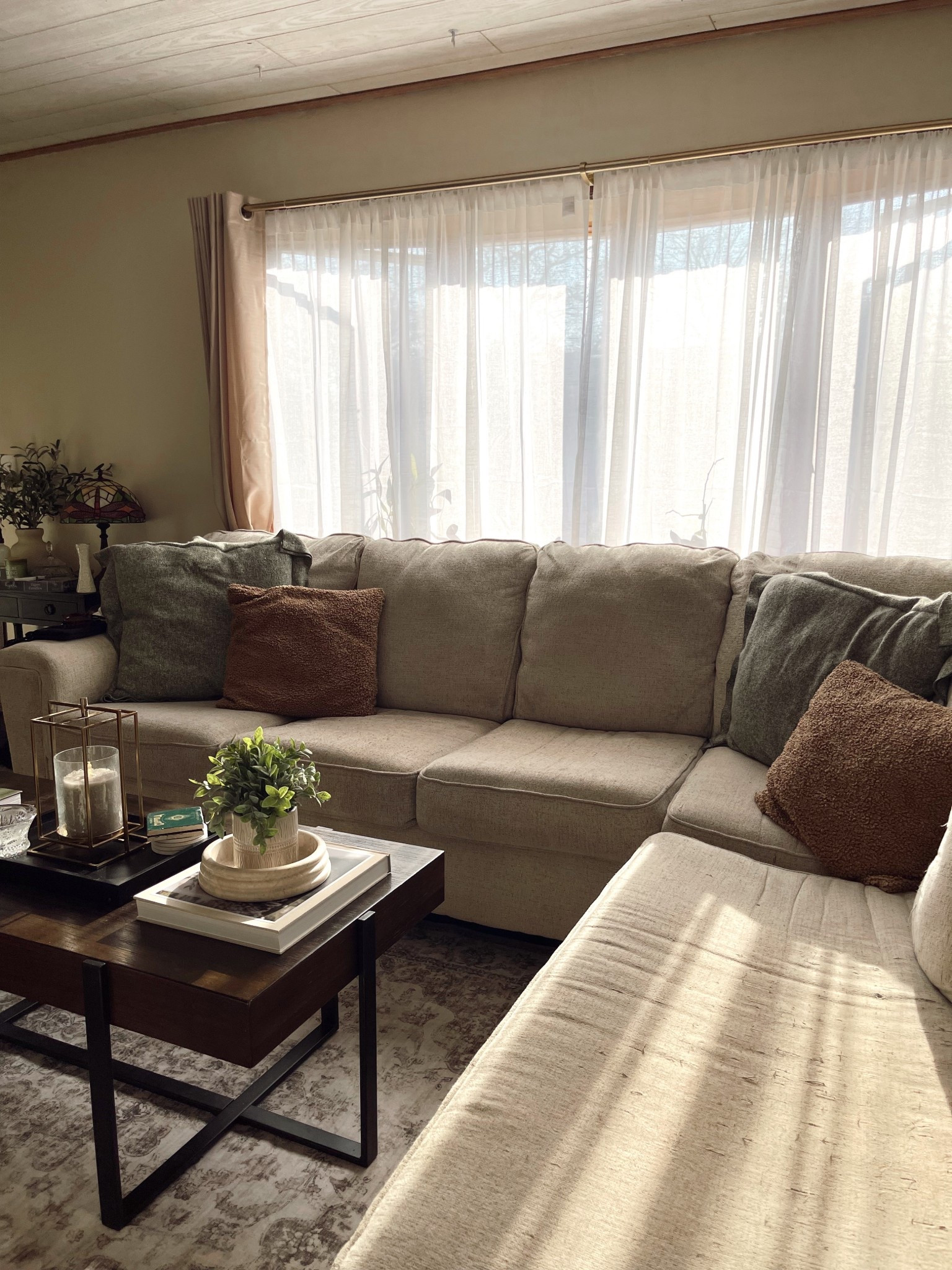 Living room details 🤍🏡🥹


Home decor • traditional home • Sage green • cozy home • Studio McGee 

#LTKHome