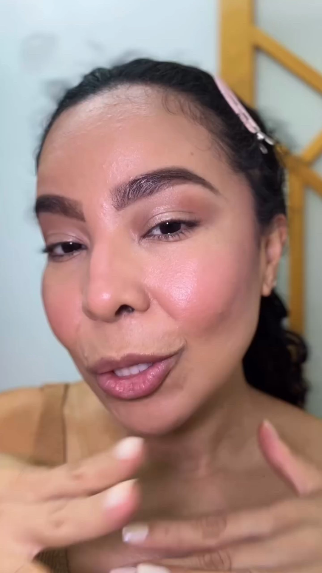 Luxo que cabe na palma da mão.

Testei o Mini Pó Solto Prisme Libre da Givenchy na cor 03 Voile Rosé — e posso dizer, amore: ele é a definição de tecnologia e elegância.
Com 4 tonalidades que atuam juntas graças à expertise da colorimetria, esse pó ultrafino fixa, matifica e ilumina com naturalidade por até 24h.
A nova textura micronizada deixa a pele com acabamento impecável e sensação de pele nua, enquanto a Tecnologia Prismatic Light™ suaviza imperfeições e realça a radiância natural do rosto. Tudo isso no formato on-the-go, ideal para manter a beleza elevada onde quer que você vá.

Se você ama maquiagem que entrega ciência, sofisticação e performance, envia esse vídeo pra aquela amiga que também merece esse nível de beleza.
E me conta aqui nos comentários: você já conhecia esse mini luxo da Givenchy?

#beleza #make #maquiagem #intimasdaline #moda #luxurybeauty #makeupluxo #givenchy #perfume #hair #cabelo