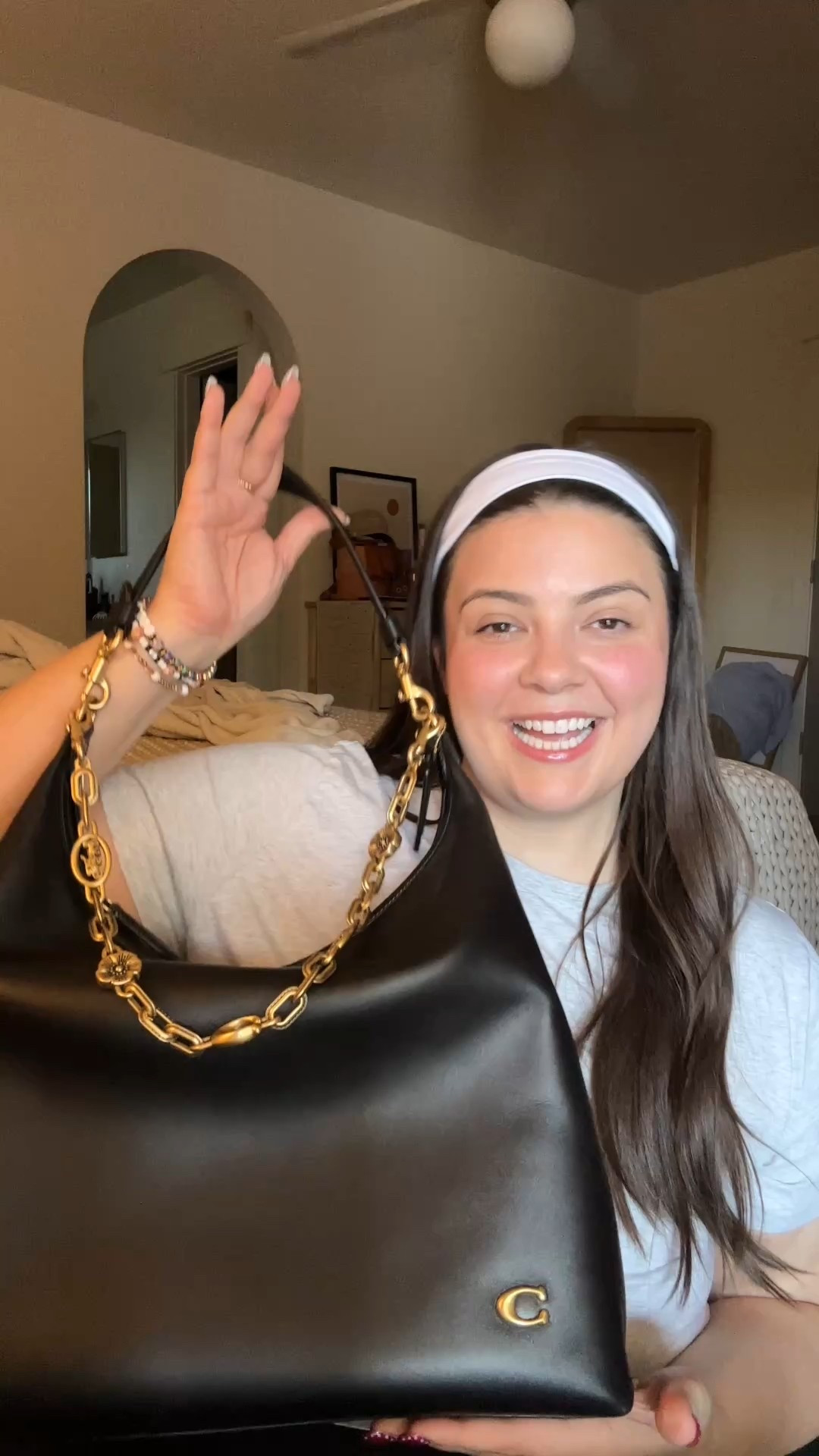 I swear by this travel hack: a little pouch for all my in-flight essentials 🫶 No more rummaging through my bag for snacks, chargers, or my Kindle. Here’s what I keep inside:
@Coach Juliette 38 purse
@Vera Bradley large pouch in green birds
@Amazon kindle paperwhite
@page. Kindle case
@touchland hand sanitizer
@Trader Joe's hand cream
@Prequelskin hypochlorous spray
@Chomps beef stick
@Liquid I.V. Electrolytes
@STARFACE lip balm
@Saie lipgloss 
#whatsinmybag #travelhack #pursepouch

#LTKTravel #LTKdayinmylife #LTKBeauty