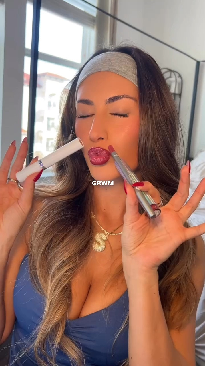 Pls let me know if my phone the only phone that deletes random pics/ videos because where did my first clip go?? Lol.  ANYWAYSSS. So many AMAZING goodies from @wonderskin!? This lip combo?? Chefs kiss 👄🤌🏽 Lip stain in HUSH. Liner in RUBY. Gloss in GLITTER (RED)

#LTKSaleAlert #LTKGiftGuide #LTKBeauty