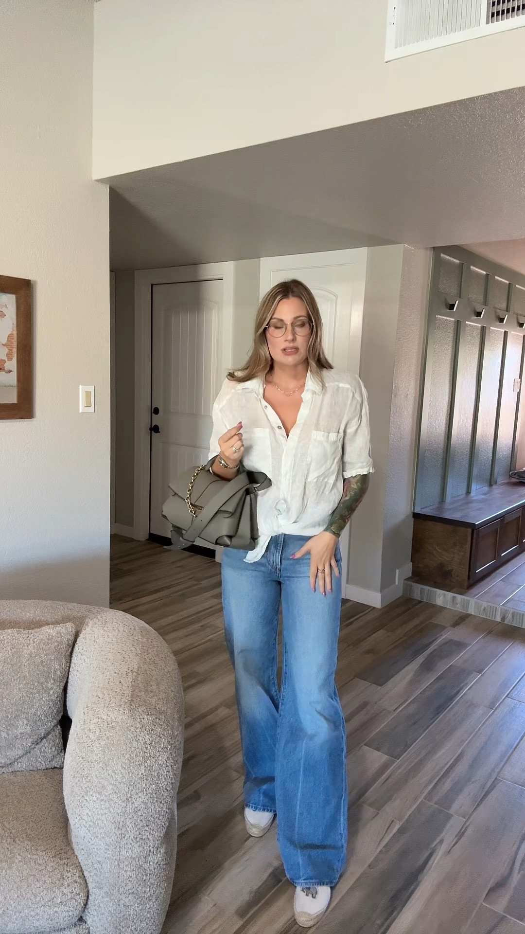 A button down and good fitting jeans will always be my go to outfit. The accessories are what make the outfit elevated. 
Jeans size 27/31
Shirt size M 
140lbs 5‘6“ 34 DDD