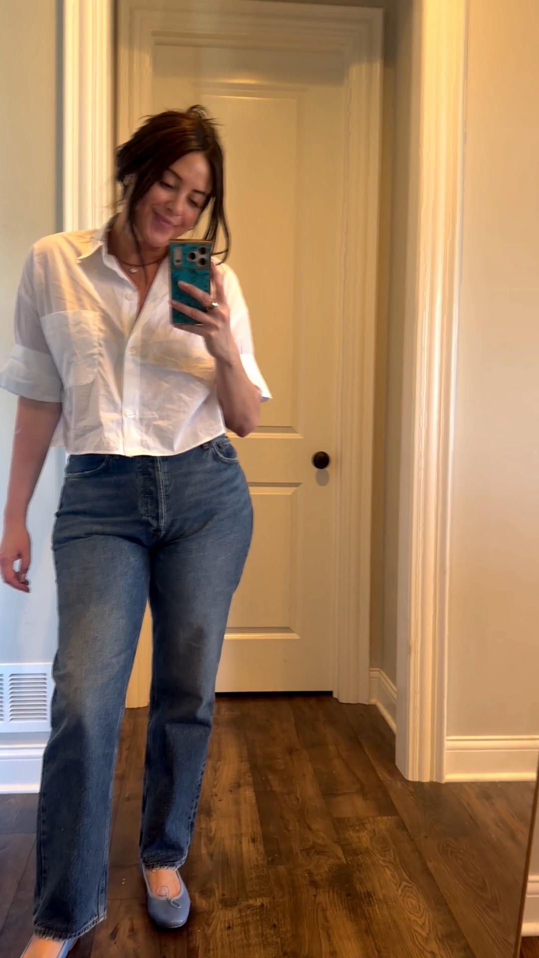 Okay I get why this shirt is so popular. It’s so soft and so chic and so effortless. Looks rich because it is. Also these Agolde 90s Pinch Waist I finally tried! Size down in jeans I am in 31. Color I am wearing is Essence. In top size down at least one size, maybe two. Flats are old Alex Mill