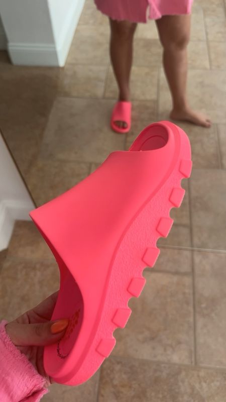 new hot pink slides. i got size 39/40 and Im a true 9 

#LTKSeasonal