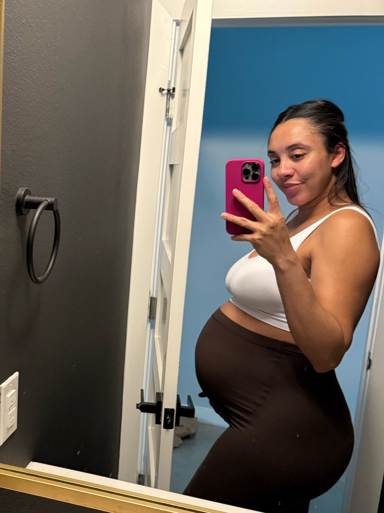 My new fuchsia silicone case for my 16 pro max makes for cuter mirror selfies. It’s currently 31% off  

#LTKSaleAlert #LTKCyberWeek #LTKGiftGuide