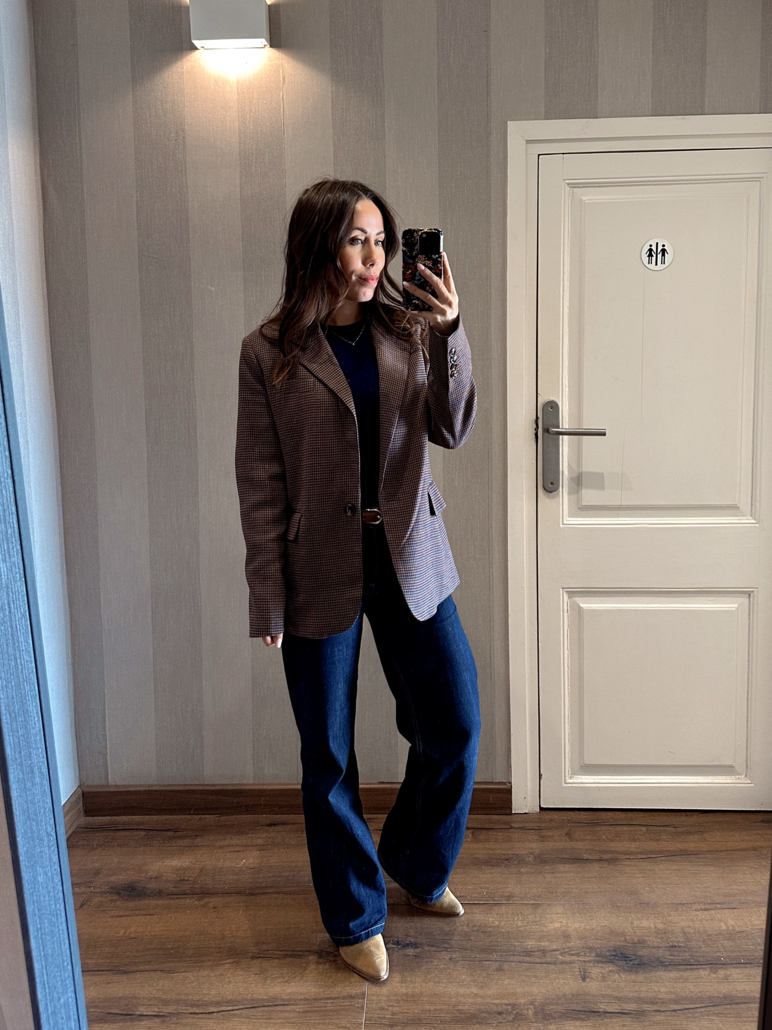 You’re probably going to see a lot of mirror selfies this month because I’ve made a point not to plan a single thing this month (aside from horse riding). I also told myself to not go above and beyond dressing for work and to prioritize comfort because #January. It’s cold out so comfortable workwear it is. 