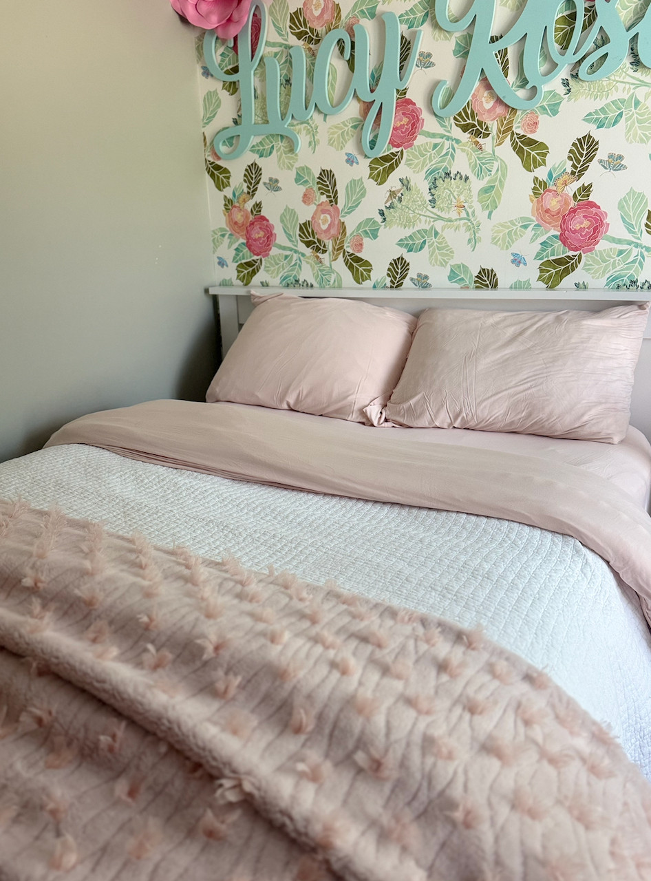 Teen or tween girls' bedroom 

 