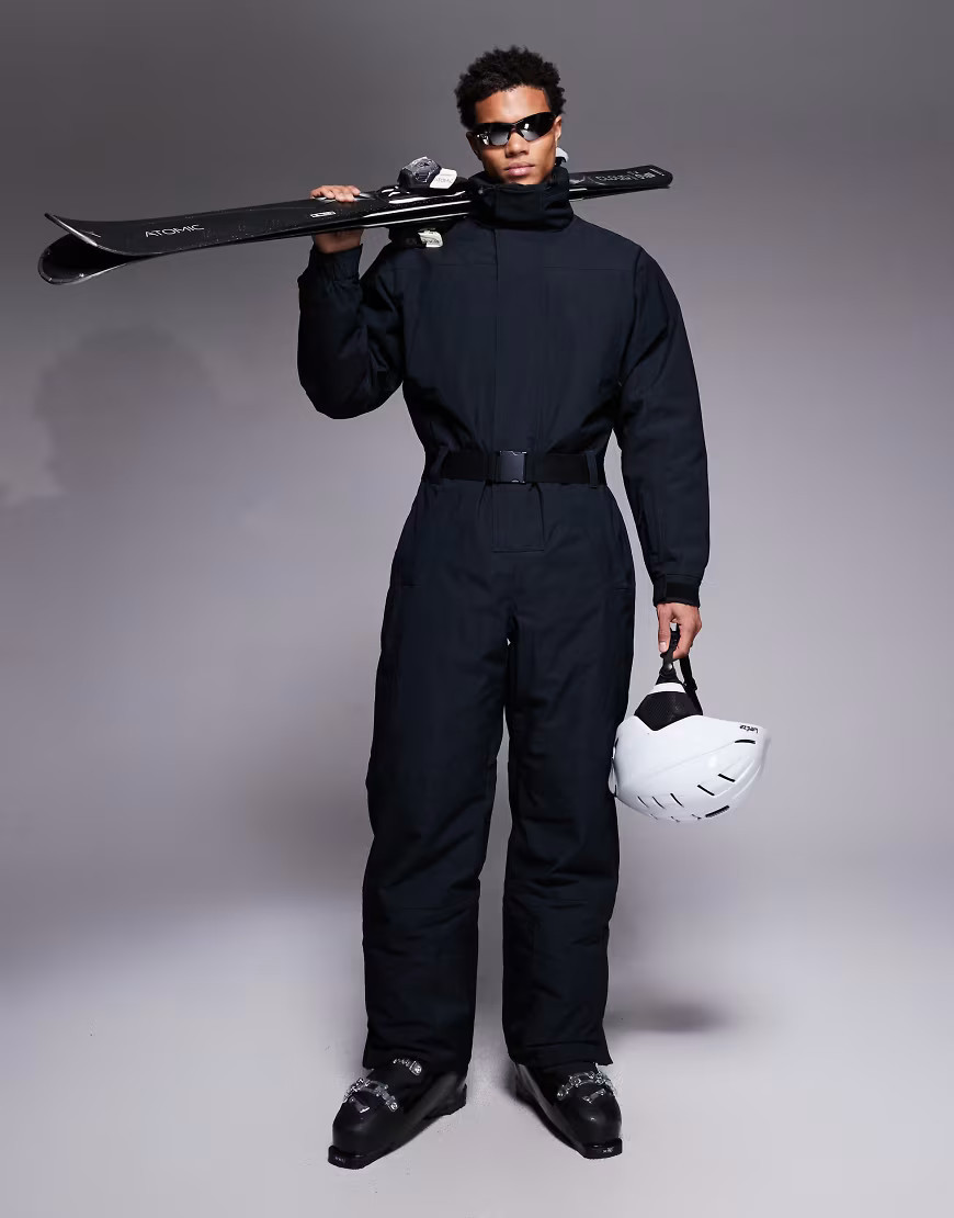 ASOS 4505 – Ski – Wasserabweisender Skianzug in Schwarz mit geradem Schnitt und Gürtel | ASOS (Global)