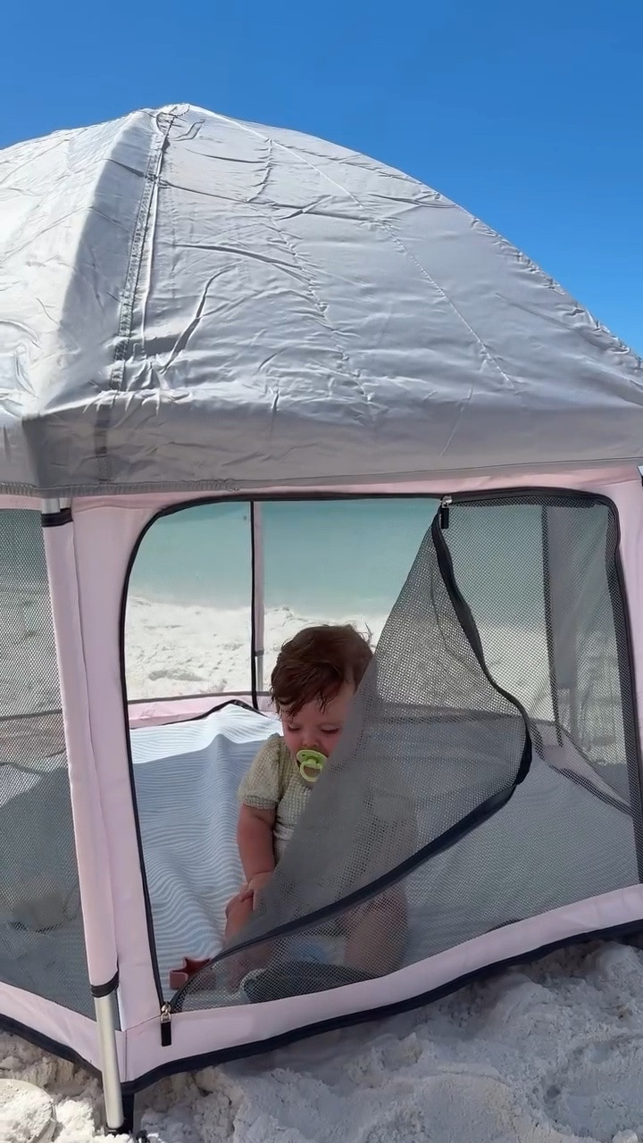 the best beach hack for little ones!! say BEACH in the comments for the 🔗👏🏼🌊🫐👶🏼 #beachtent #beachbaby #beachessentials #beachmusthave #beachtent