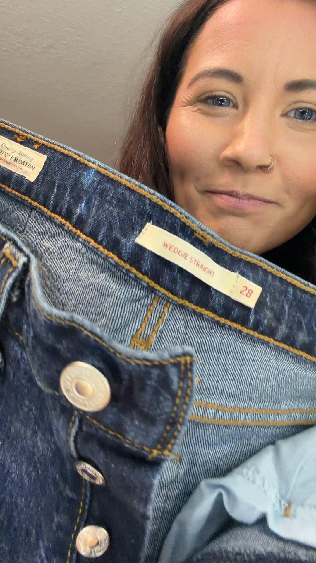 Bought a fancy little mic so you could hear me better… and it betrayed me immediately 🎤😂
So anyway… enjoy this voiceover while I build a very cute outfit around my favorite Levi’s.

Technology: 1
Me: 0

But the outfit? 10/10.

Comment JEANS if you want the links 👖✨