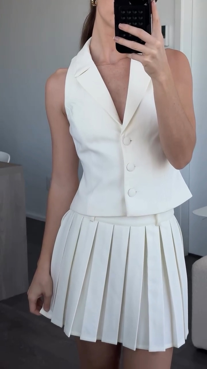 Get ready with me ✨☀️🌻

Wearing @meshki 
Glasses @vehlaeyewear 
Jewelry @noblegraceadornments