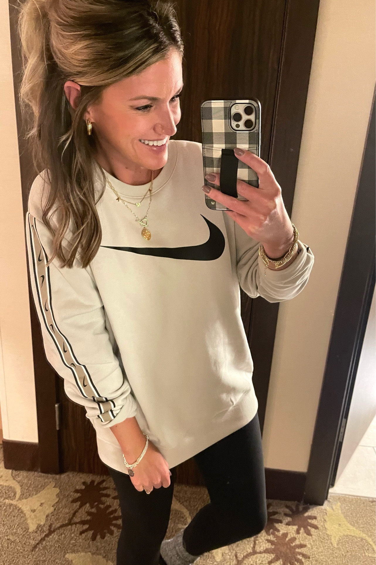 Nike crewneck size large. Mens sizing 

#LTKunder100 #LTKSeasonal #LTKmens