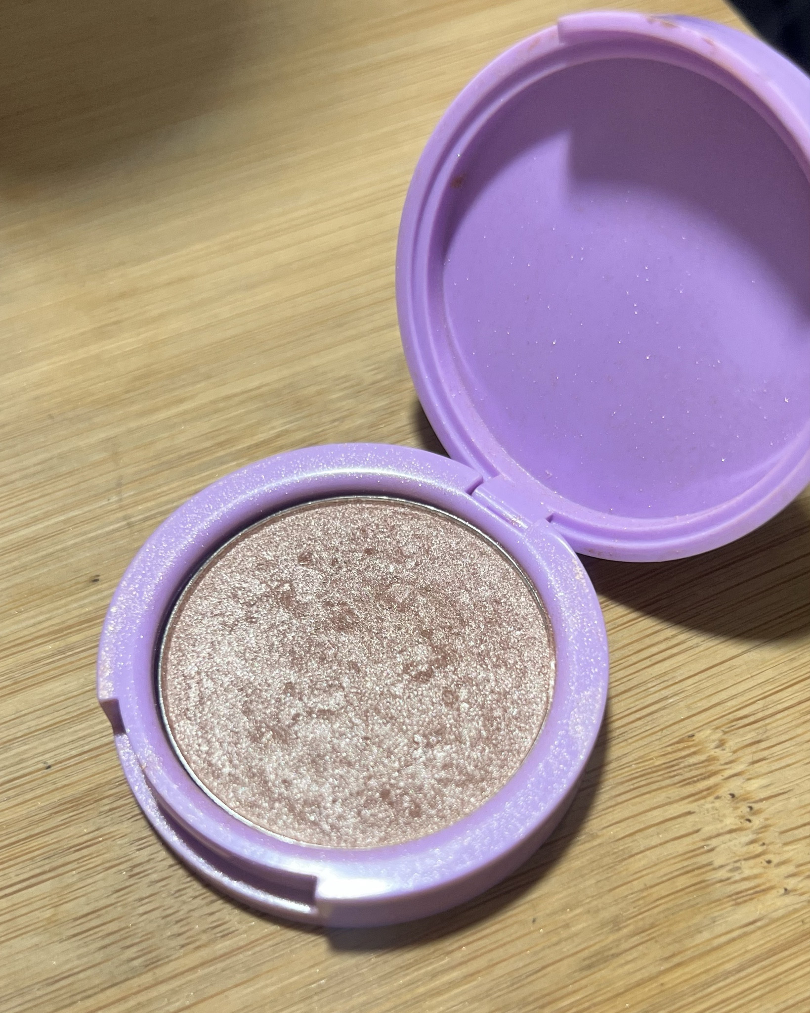 Pó Iluminador Bruna Tavares BT Light 💜

tem fórmula vegana enriquecida com vitamina E que ajuda a cuidar da aparência da pele durante o uso. Com partículas finas de brilho que aderem facilmente ao rosto e promovem um acabamento natural ✨

#LTKbeauty #LTKbrasil #LTKstyletip