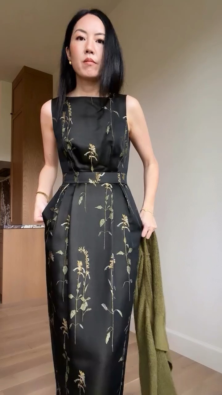 Re-wearing this amazing Veronica Beard cardigan and a gorgeous dress. 

#classicstyle
#styletip
#OOTD
#falloutfit
#fallstyle
