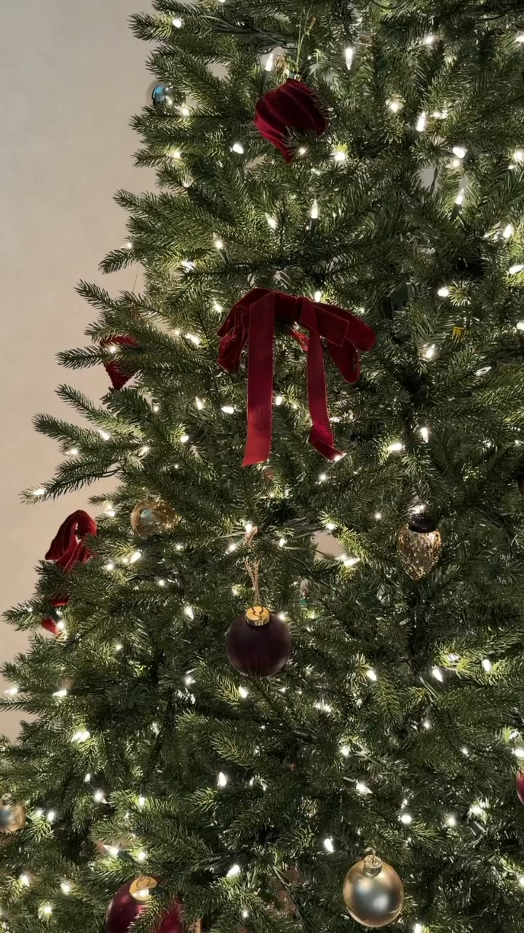 7.5 ft pre lit Christmas tree! Looks real and super easy to assemble 🤩 

Christmas decor 
Christmas decorations
Holiday decor 
Minimal Christmas 
Velvet bows

#LTKHoliday #LTKFindsUnder100 #LTKHome