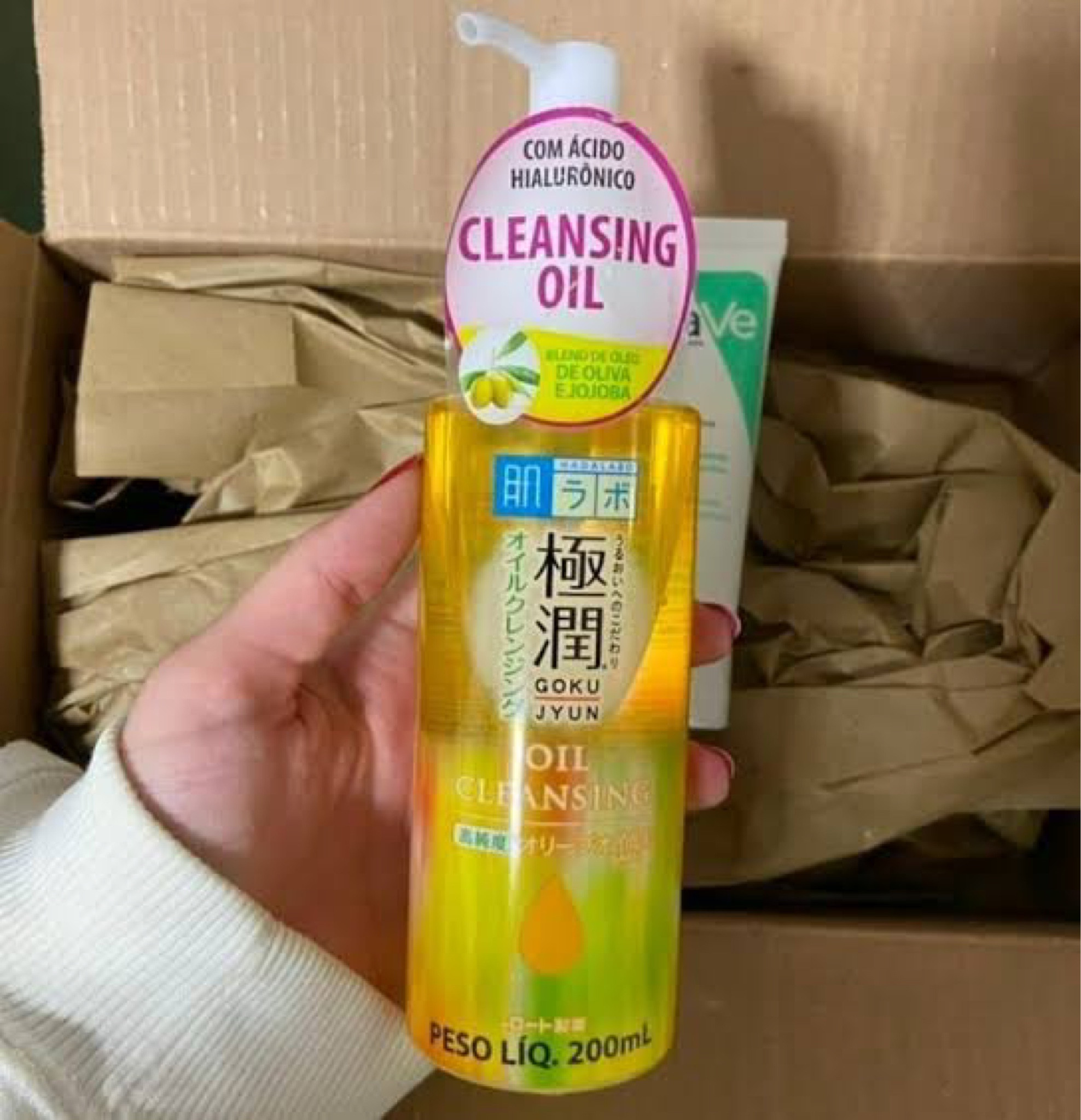 Com o objetivo de retirar a maquiagem e impurezas sem remover a oleosidade natural da pele, o óleo de limpeza hada labo, possui uma combinação do óleo de oliva de alta pureza e óleo de jojoba cuidadosamente selecionados para limpar profundamente a pele sem remover sua hidratação. é prático e fácil de usar.

#LTKbeauty #LTKSale #LTKbrasil