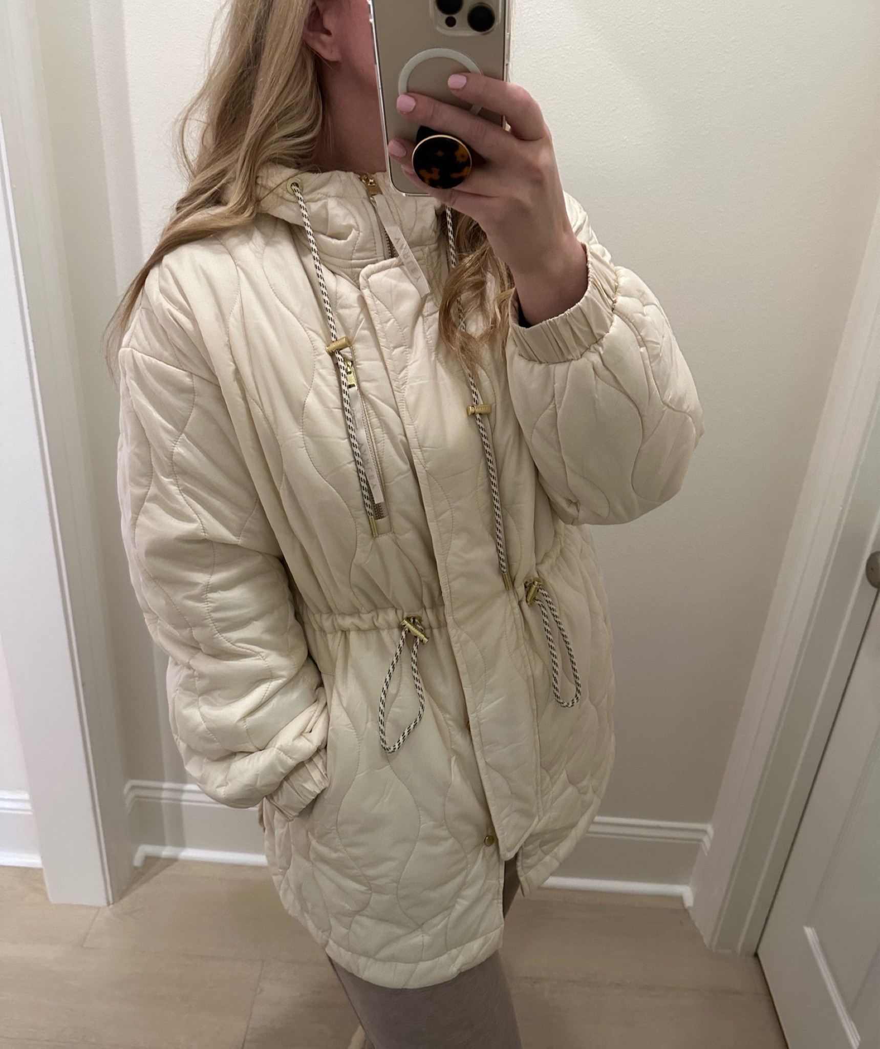 Varley jacket sold out on everywhere but I found it in stock here! 