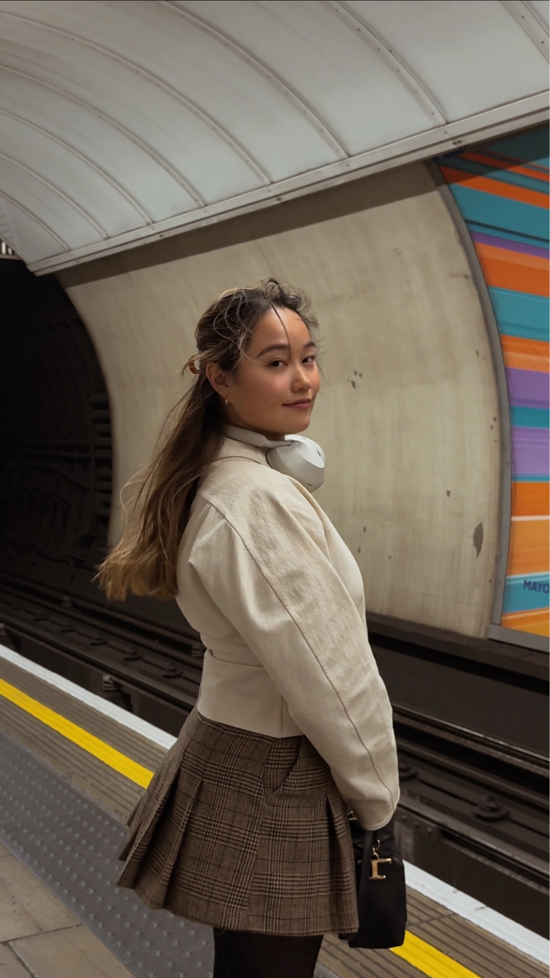 Mind the gap.

-

@sony headphones
@cosstores jacket
@mango skirt
@tods bag

#londonstyle #londonoutfits #autumnoutfits #winterstyle #styleguide #winteroutfits

#LTKwinter #LTKgiftguide #LTKuk