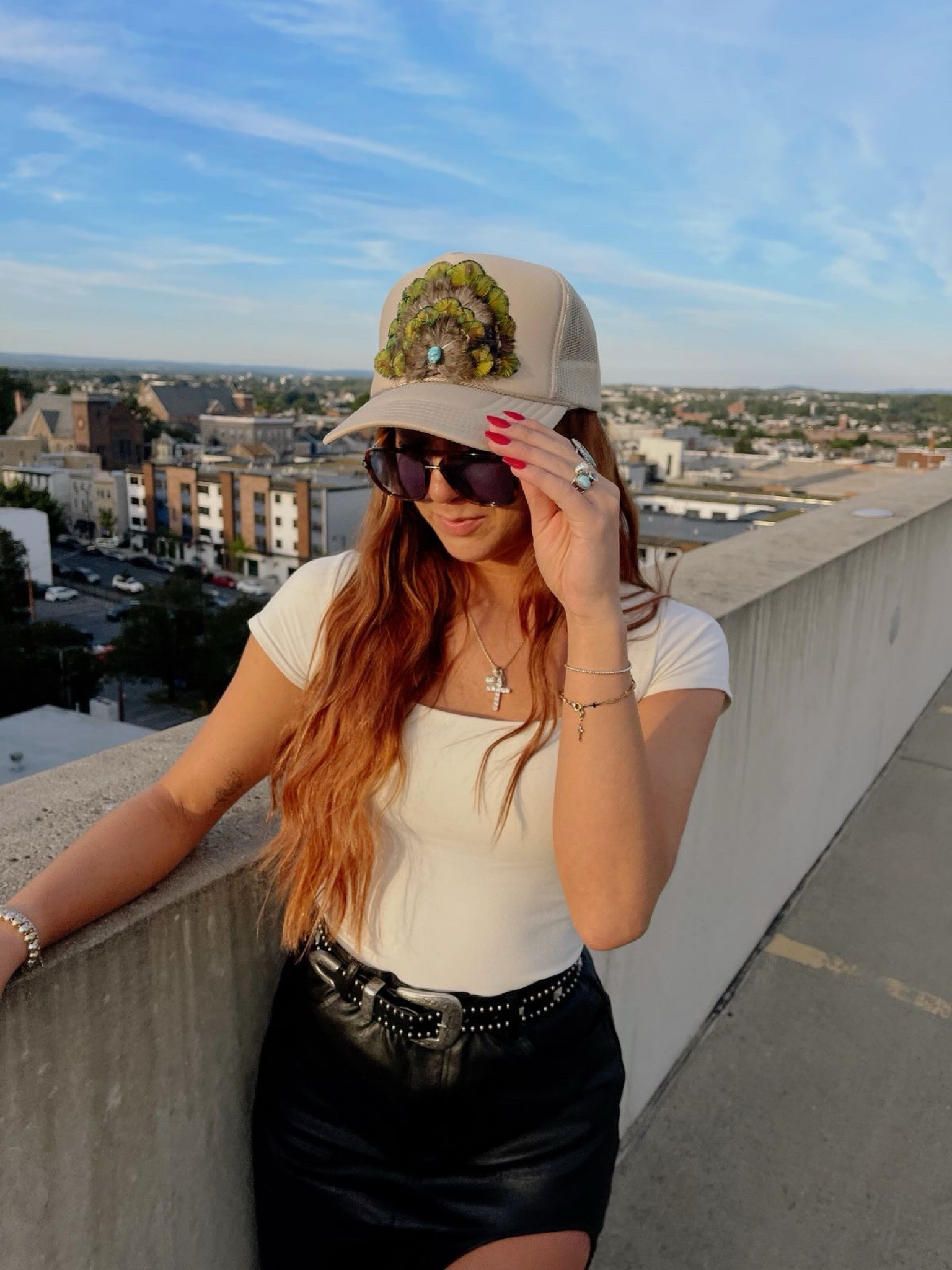 I’ve seen these feather plume hats EVERYWHERE lately and I had an itch for a little DIY project so I decided to recreate the hat myself. Everything I used is from Amazon and linked here and on my SF