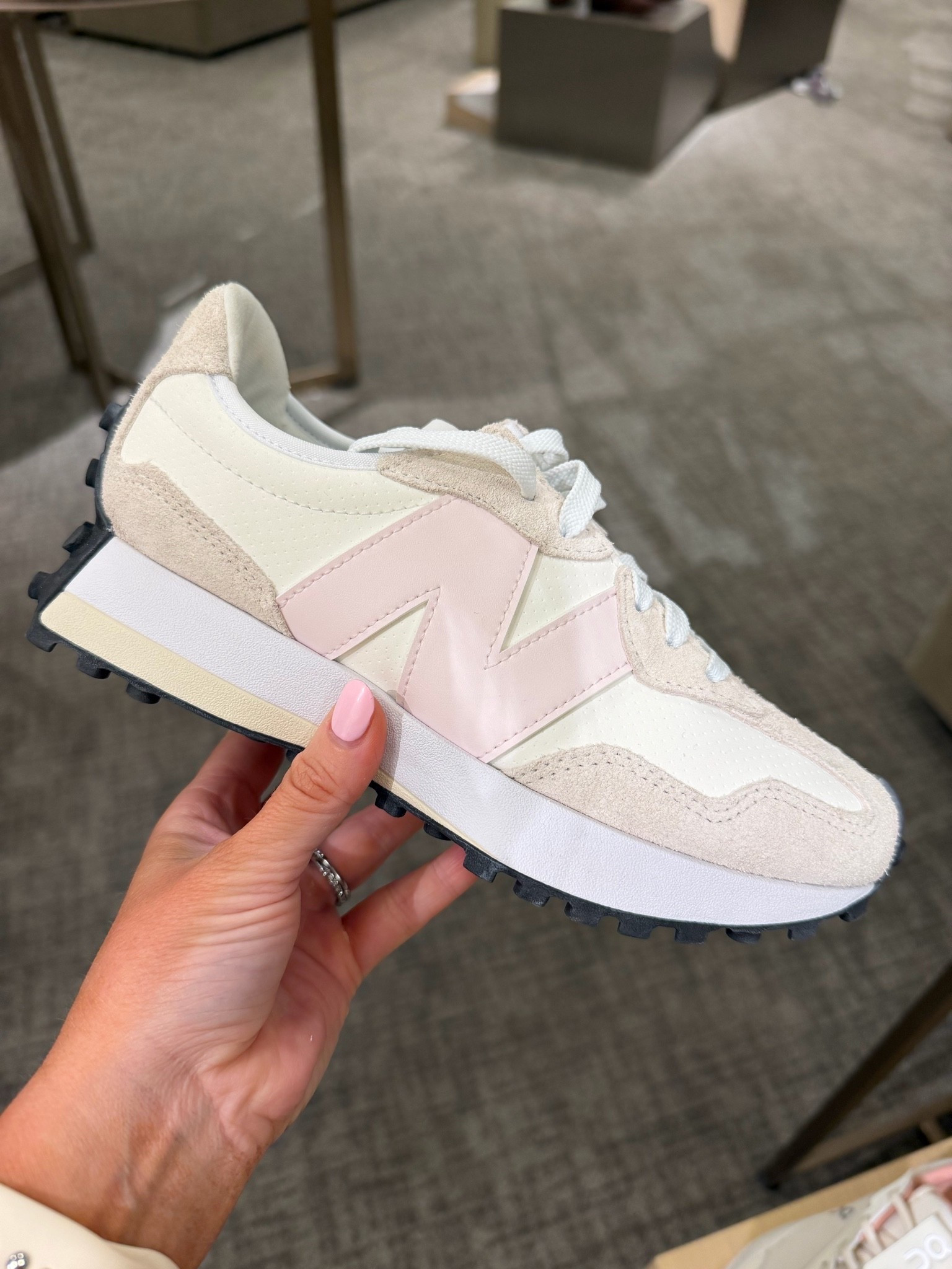 Love the pop of light pink but the black is cute too

#LTKSaleAlert #LTKOver40 #LTKActive