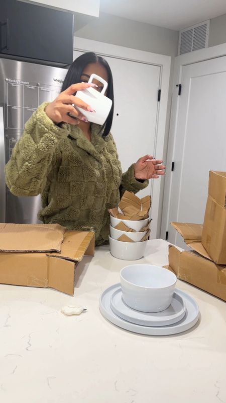 Finally unboxing my dinnerware set because eating off paper plates was sending me into another dimension.

This is the @stonelain Celina set.

#LTKVideo #LTKfindsunder100