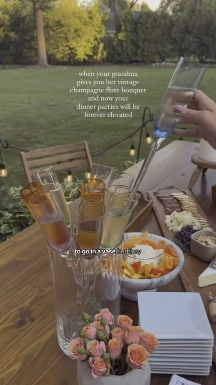 Sometimes you just have to think a little outside the box to get a unique look! I saw this fishbowl vase and knew it would be perfect for my champagne bouquet. Now I need an excuse to invite people over 😂 #thrifted