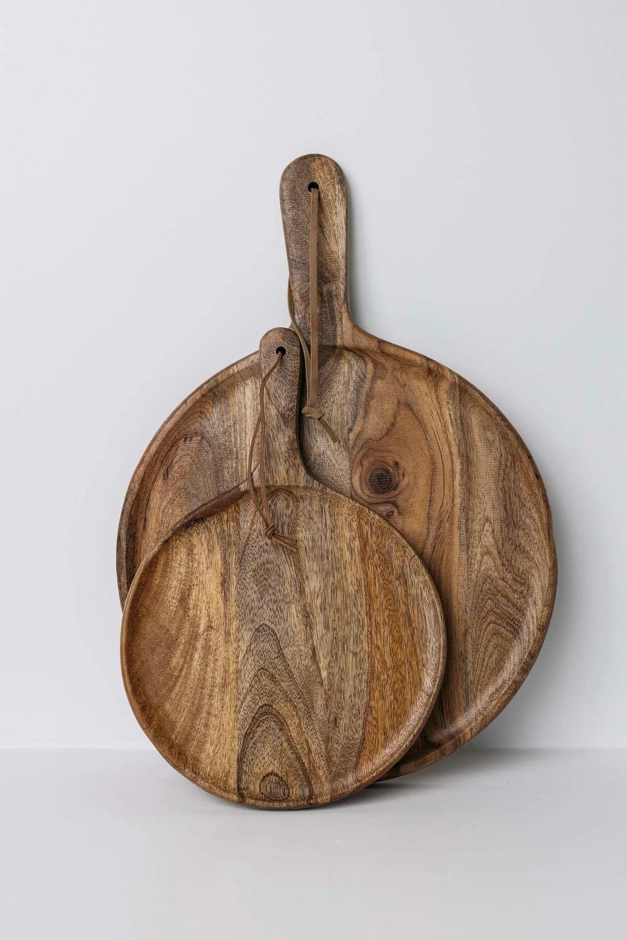 Letty Cutting Board w Handle- 2 Sizes | THELIFESTYLEDCO