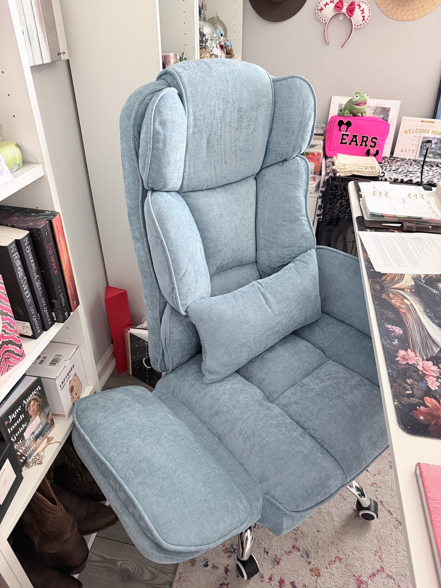 New desk chair alert! 

This chair has the ability for the armrests to drop down so you can sit crisscrossed on the chair! It’s easy to assemble, comes in 4 color options and is on sale for $179!

#LTKSaleAlert #LTKHome #LTKWorkwear