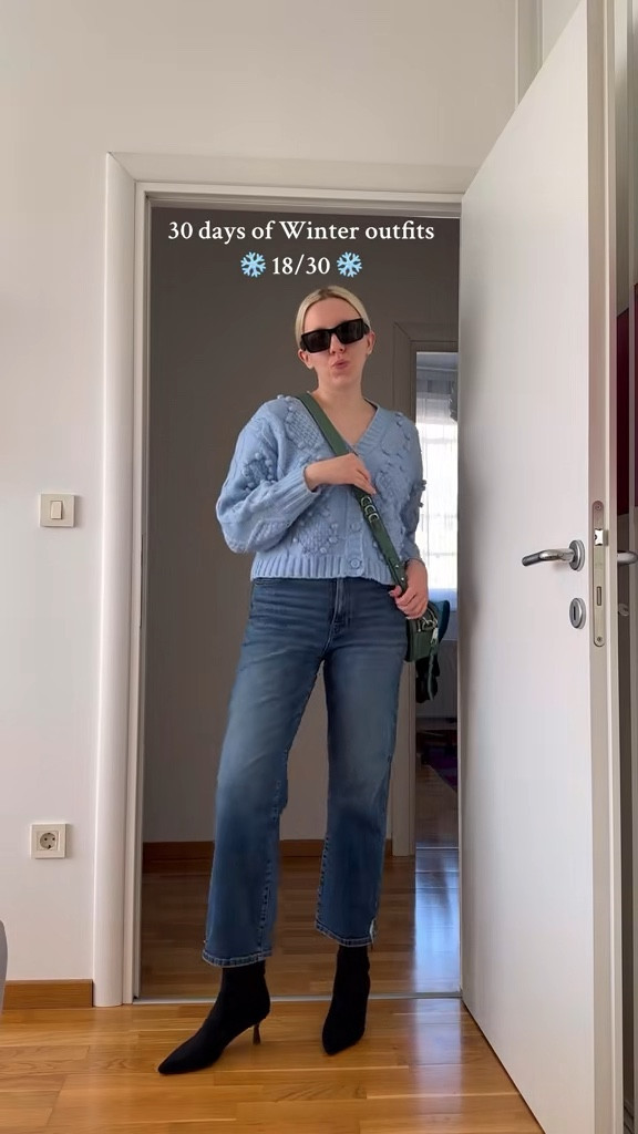 Love how this blue and green look together ☺️

#jeansoutfit #crossbodybag #cardigan

#LTKeurope #LTKstyletip