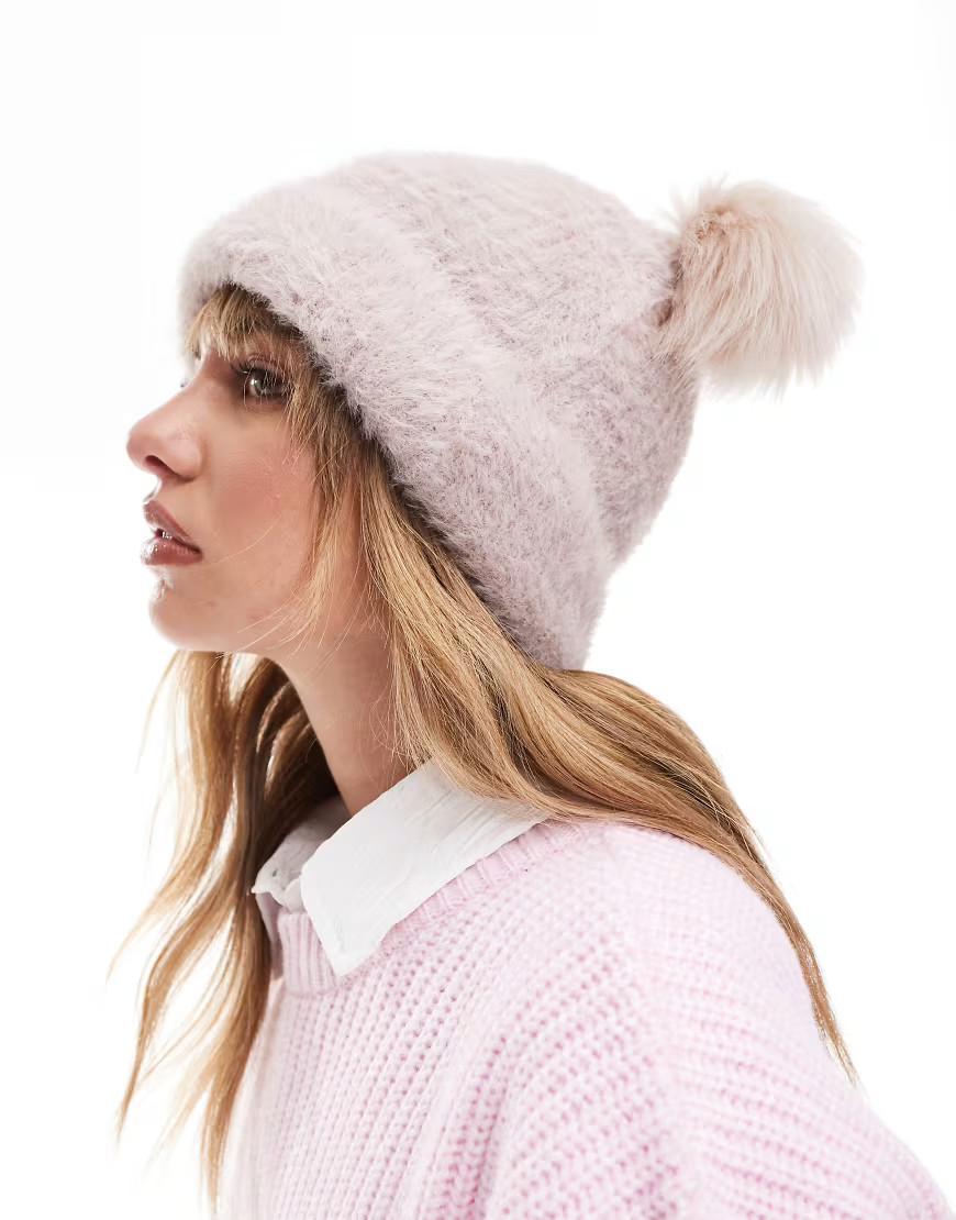 ASOS DESIGN - Bonnet en fausse fourrure avec deux pompons - Vison-rose | ASOS (Global)