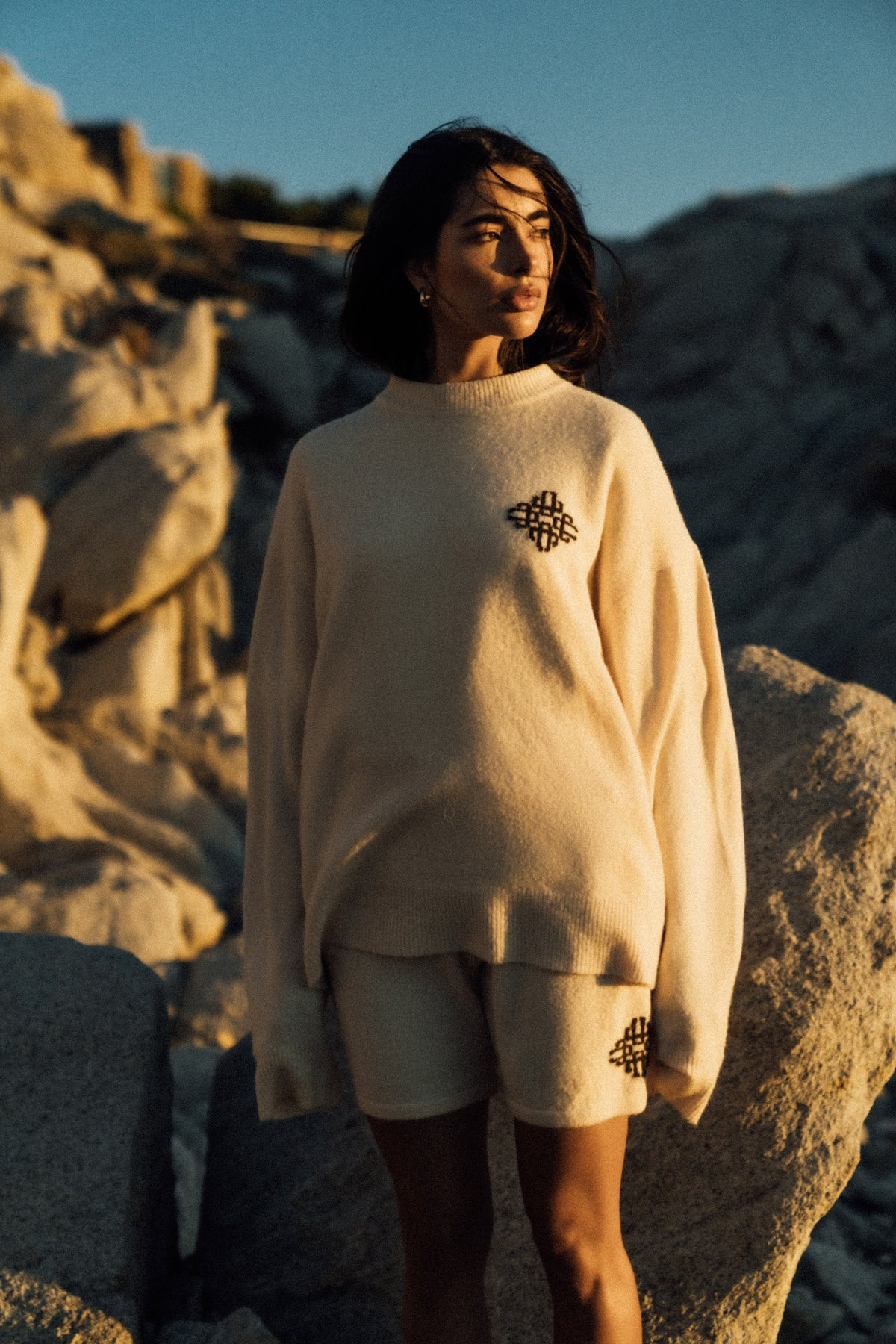 LIGHTWEIGHT FLUFFY KNIT EMBLEM CREW - OFF WHITE | The Couture Club