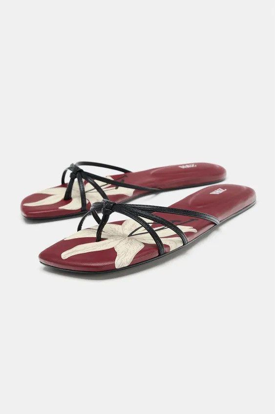 Flat sandals with a printed footbed. Thin front straps with a toe loop. Round toe.Sole height: 0.... | Zara US