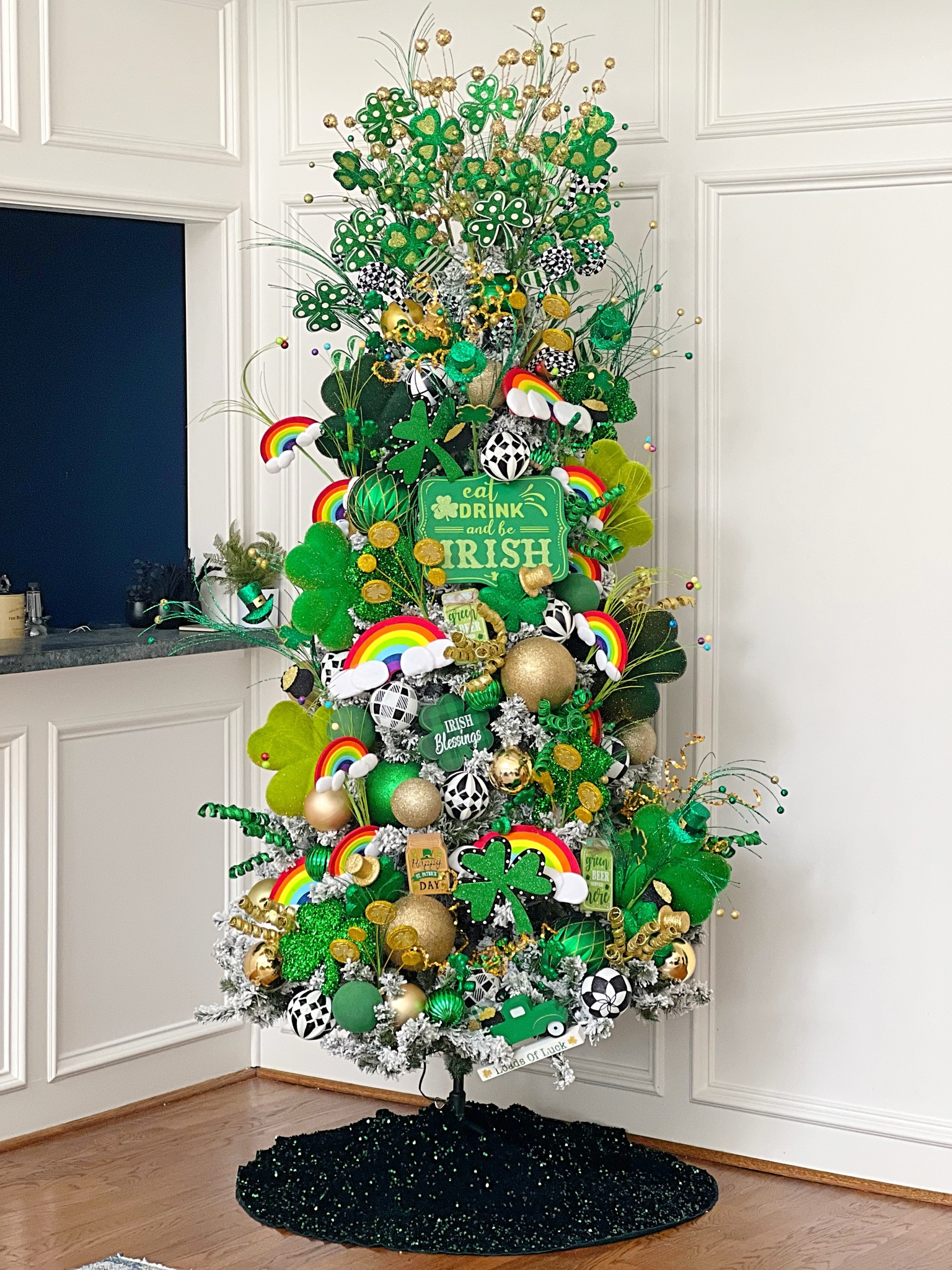 Shop my St. Patrick’s Day tree! 🌈🍀

#LTKhome #LTKfamily #LTKSeasonal
