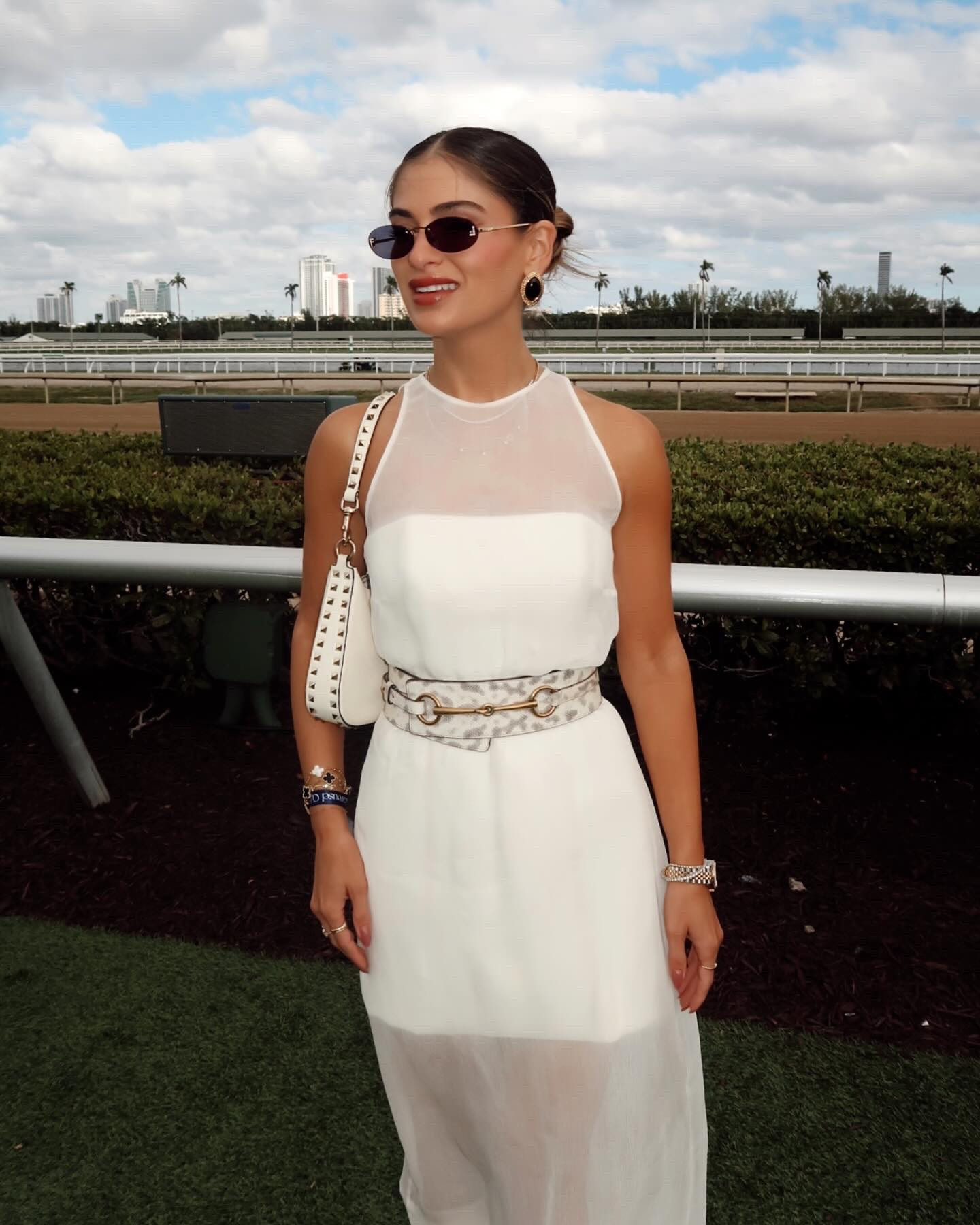 off to the races 🐎
.
@pegasusworldcup @palmtreecrew 
.
Outfit: https://liketk.it/53SHt
.
#pegasus #horserace #offtotheraces #winterwhite #bridesmaid #weddingseason #allwhiteoutfit