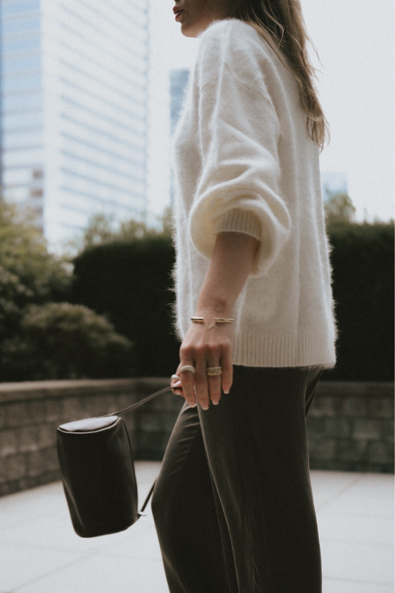 Cashmere sweater + silk pants + mini baguette bag
Rings: @Mejuri Charlotte & Dome
Sweater: @Lily Studio
Bag: St. Agni Connolo