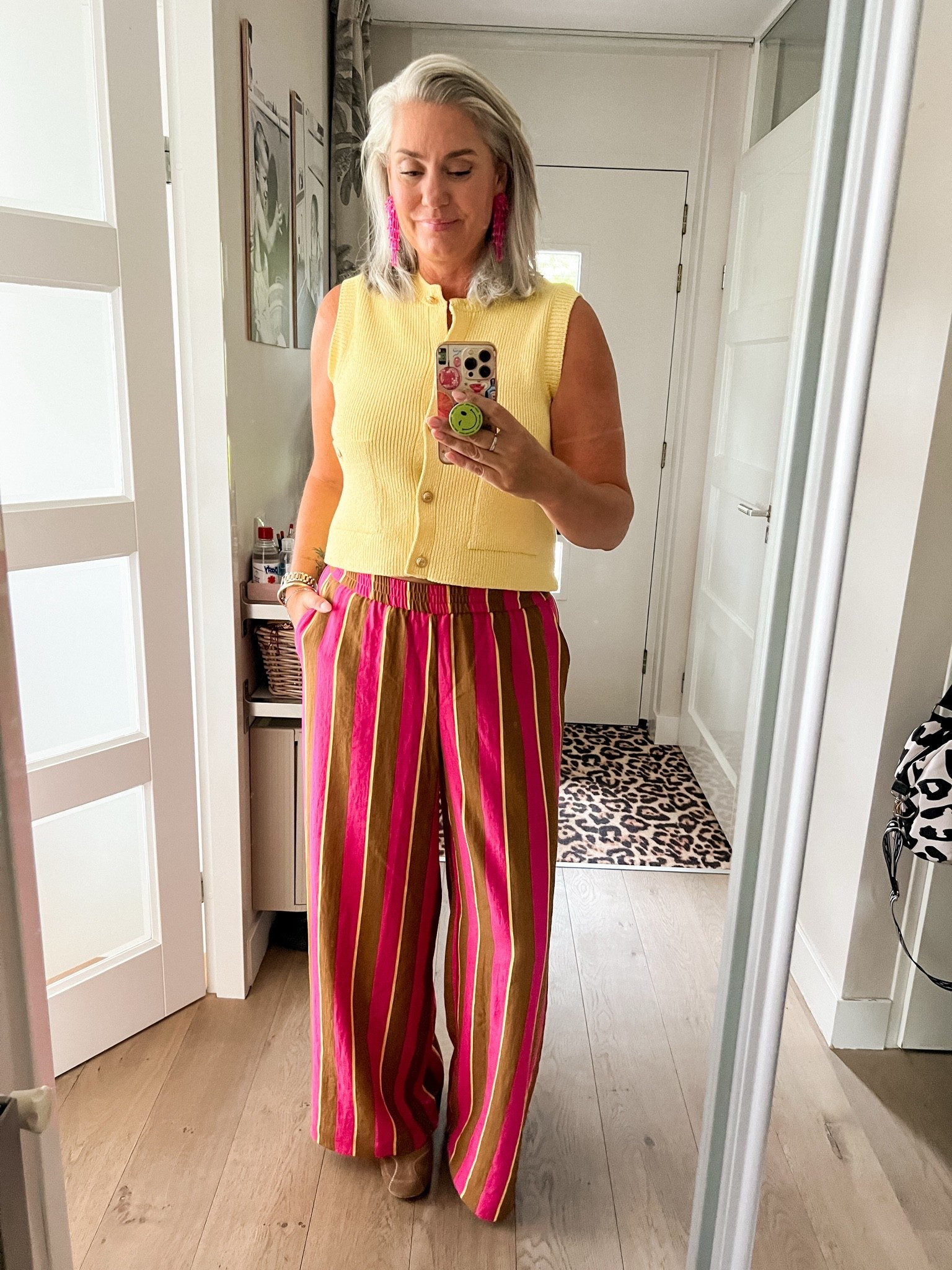 OOTD - Zaterdag. Een wijde, gestreepte broek in roze, bruin en geel (maat 42/lang) gecombineerd met een gebreid geel gilet van de Zara van vorig jaar (maat L) eronder bruin suède sneakerina’s (tts).

#LTKnederlands #LTKeurope #LTKsummer