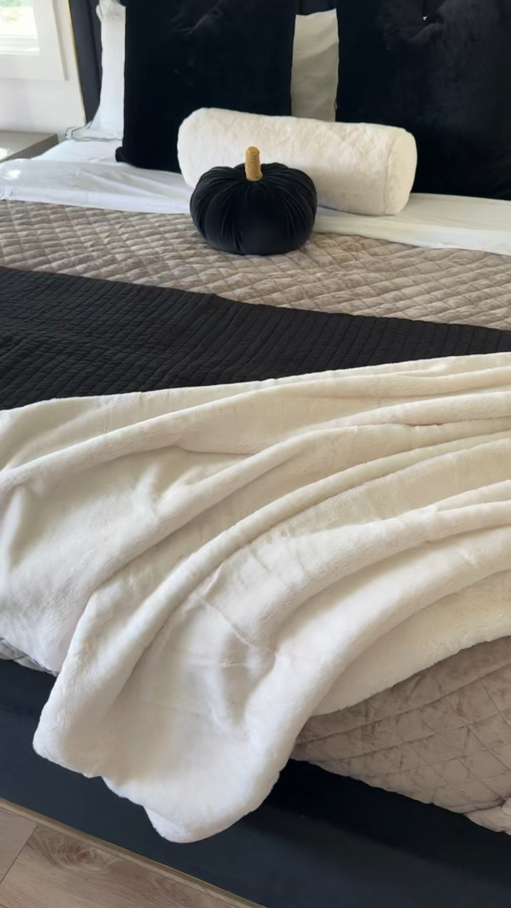 I’m obsessed with this throw blanket and pillow from Target!!



Target, target home, target find, gift guide, gift for her, gift idea, blanket 

#LTKHome #LTKSeasonal #LTKGiftGuide