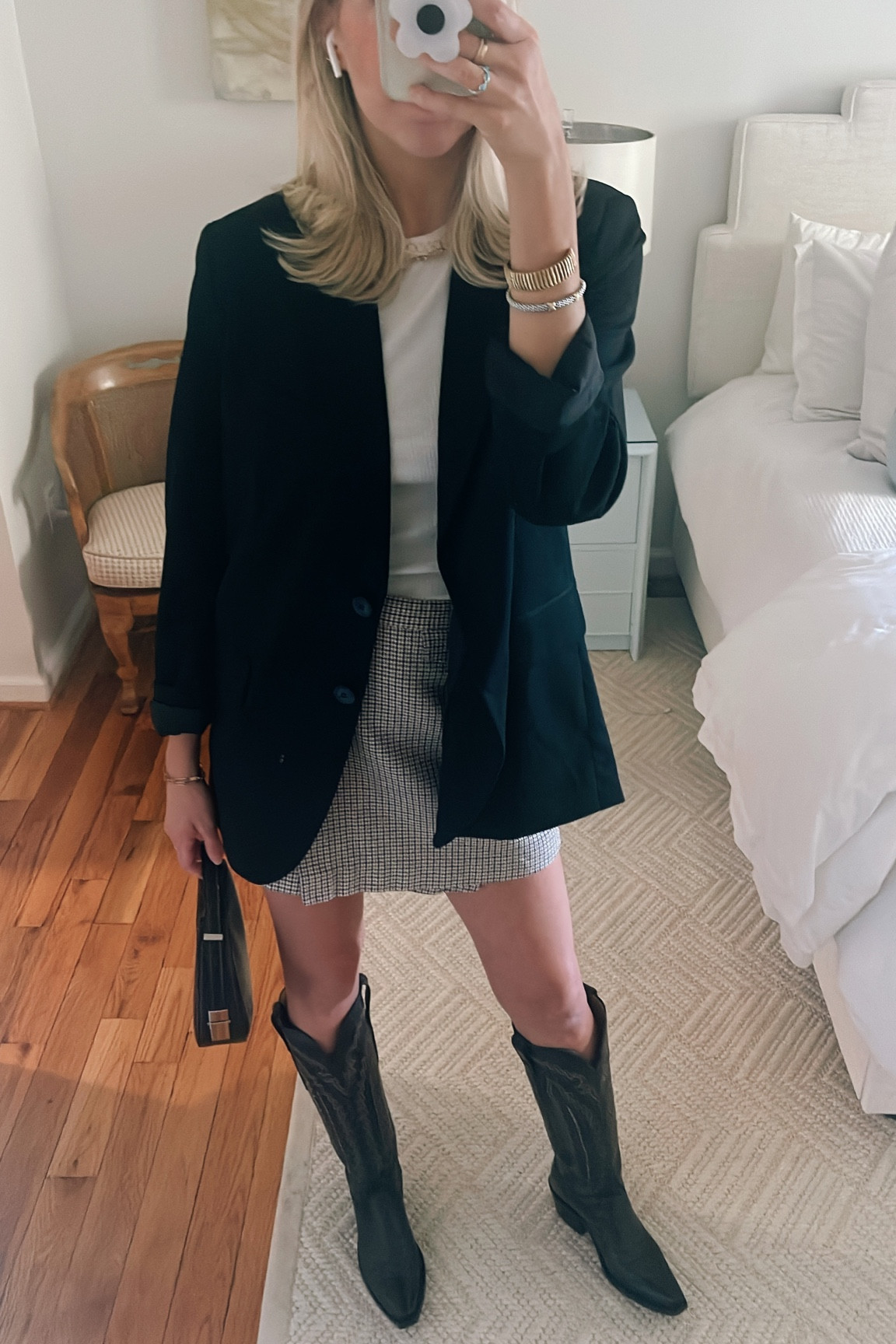 Boots are the Priscilla boots from Lucchese
Blazer is H&M
Skirt is rent the runway
Purse is De Home
Tee is old from Target 