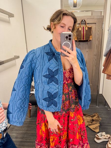 Quilted jacket is GORGEOUS! Very boxy shoulders but I’m loving the style. 

#springoutfit #hocspring #springstyle #quiltedjacket #quiltedcoat #freepeople