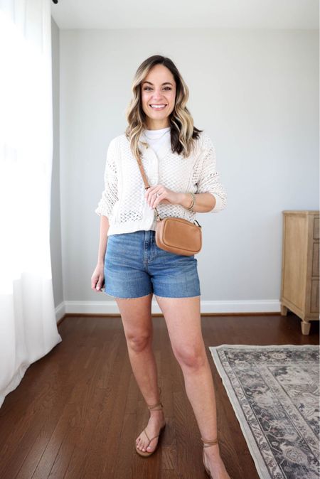 White t-shirt six ways 


Denim shorts: 25 
Madewell top: xxs 
Splendid cardigan: xxs 
Tkees sandals: size up if in between sizes 
Madewell bag 

My measurements for reference: 4’10” 105lbs bust, waist, hips 32”, 24”, 35” size 5 shoe 

#LTKSeasonal #LTKstyletip