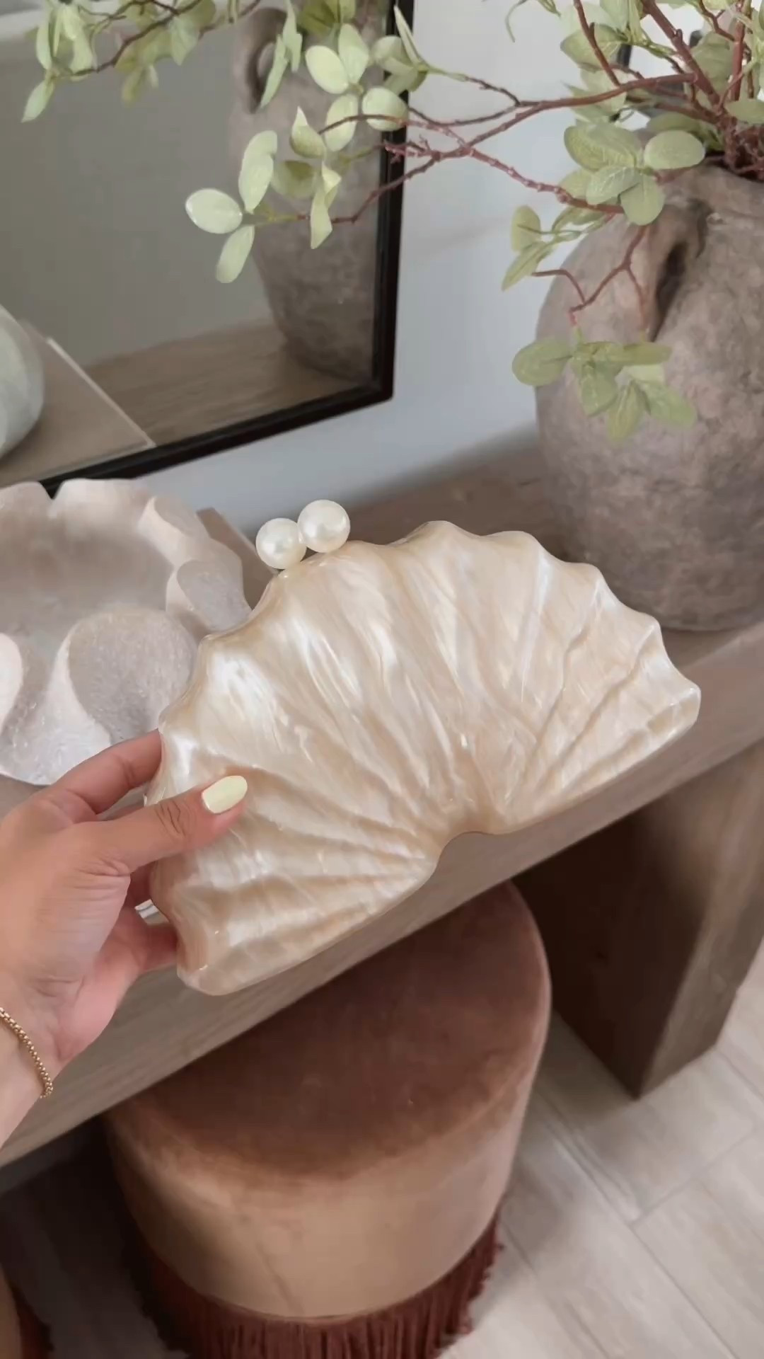 It’s giving mermaid 🐚 
My new cutie summer bag which can be held as a clutch or crossbody 

#summerbag #summer #resortwear #vacation #beachtrip #vacationlooks #shellbag #shellpurse #mermaid #amazon #amazonfind 

#LTKTravel #LTKFindsUnder50 #LTKSeasonal