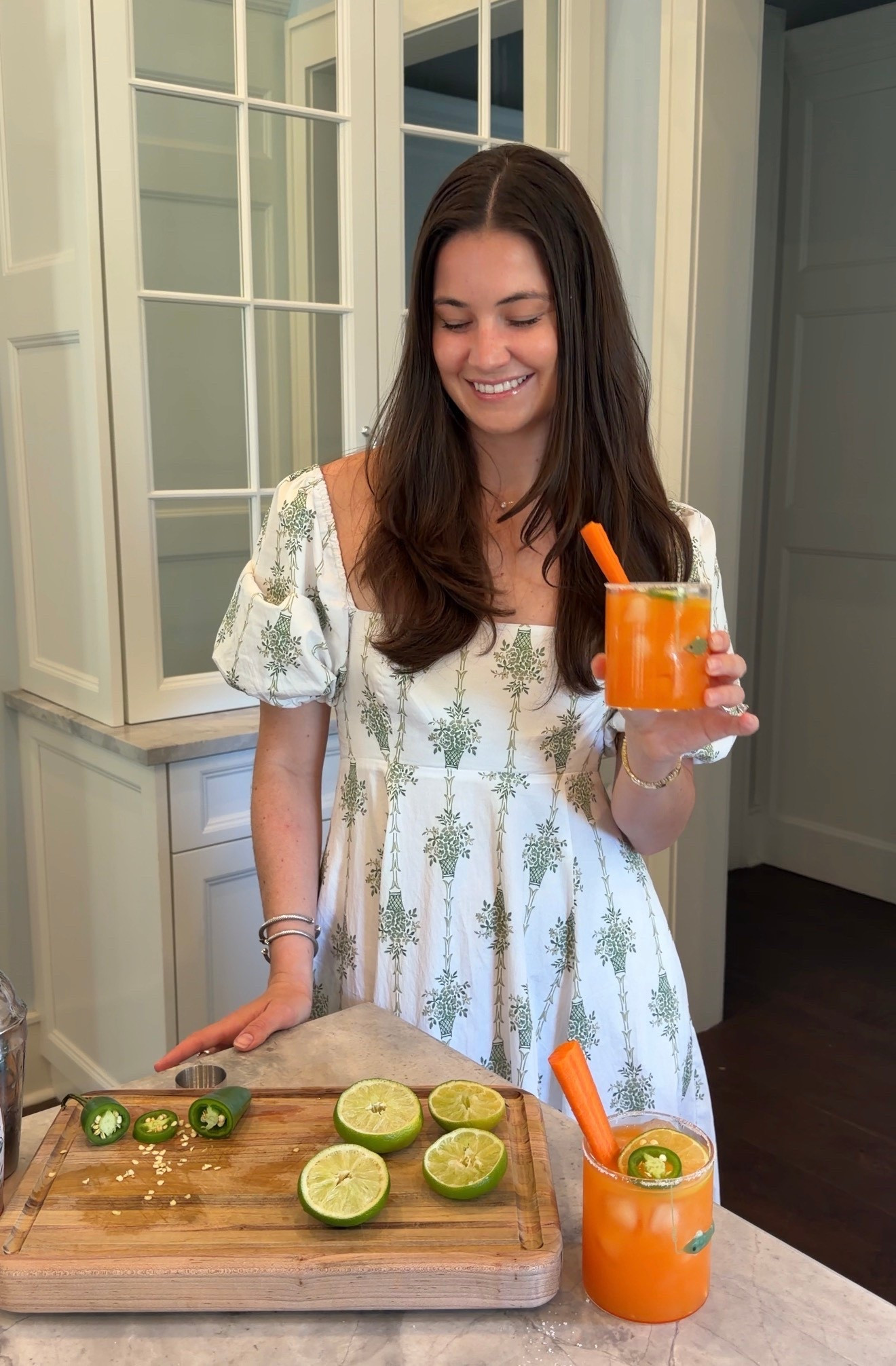 Recipe:
4 OZ Mezcal
2 OZ Carrot Juice (I did a carrot, orange, ginger mixed juice from Whole Foods it was amazing!!)
2 Limes juiced
1/2 OZ Agave
4 Slices Jalapeños

Muddle Jalepeno, agave, and lime! Then add mezcal & juice, shake & serve !!! Cheers!! 🐰🥕