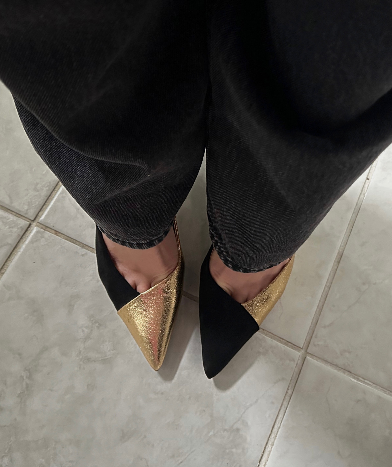 Buty ze złotymi czy srebrnymi dotatkami
nadal w modzie dzięki Pradzie ze srebrnym czubkiem.


prada heels, prada silver heels, silver silver toe cap, court shoes

#LTKSeasonal #LTKeurope #LTKstyletip