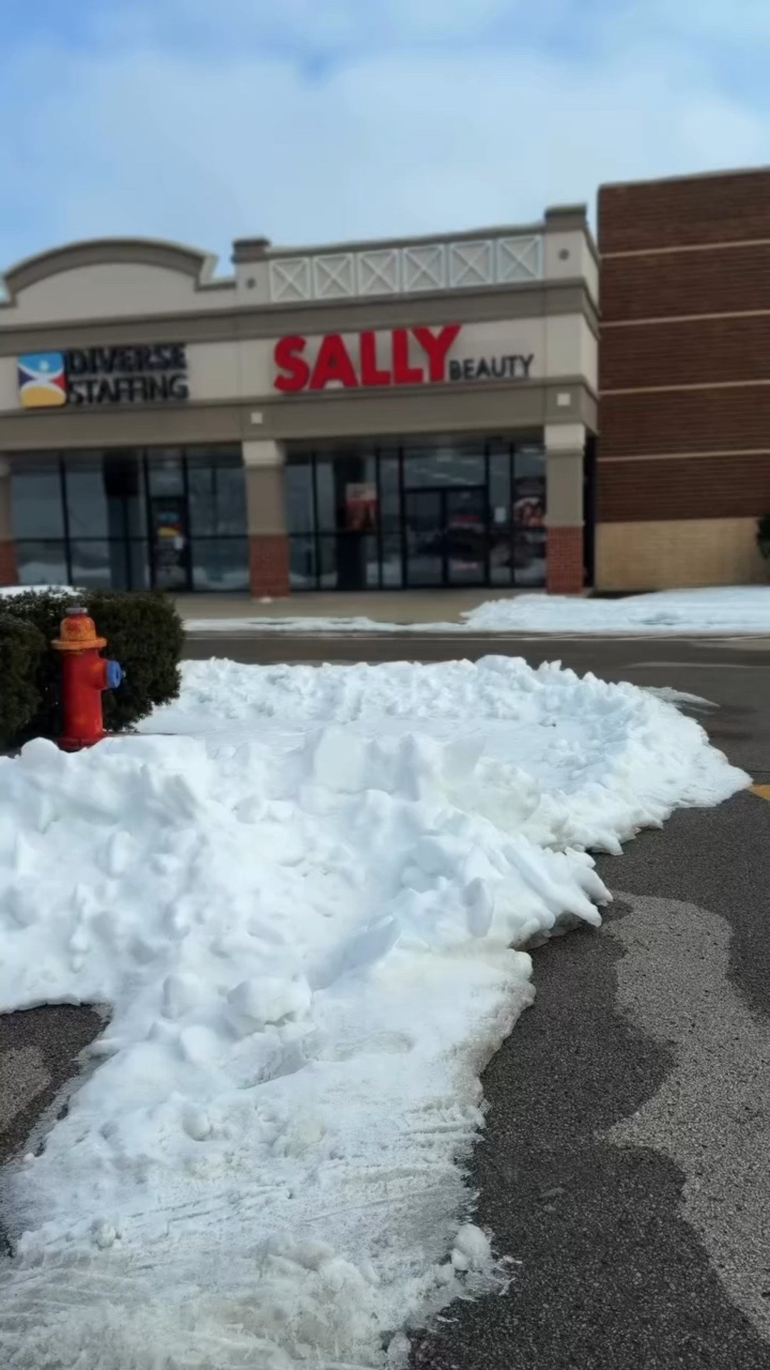 ✨ Buscando un cambio sutil en mi cabello ✨
Últimamente he estado pensando en llevar mi tono a un castaño un poco más rojizo, así que vine a Sally’s Beauty porque oVertone ya está disponible aquí 🛍️

Probé este tono esperando un cambio suave (no algo radical), y el resultado se ve muy natural: el matiz rojizo se nota más cuando me da la luz directamente.
Además, la mascarilla huele a menta y se siente súper fresca en el cuero cabelludo 🌿

Si buscas refrescar tu color sin comprometerte a un cambio drástico, esta puede ser una buena opción ✨#overtonecreator #overtone @overtonecolor