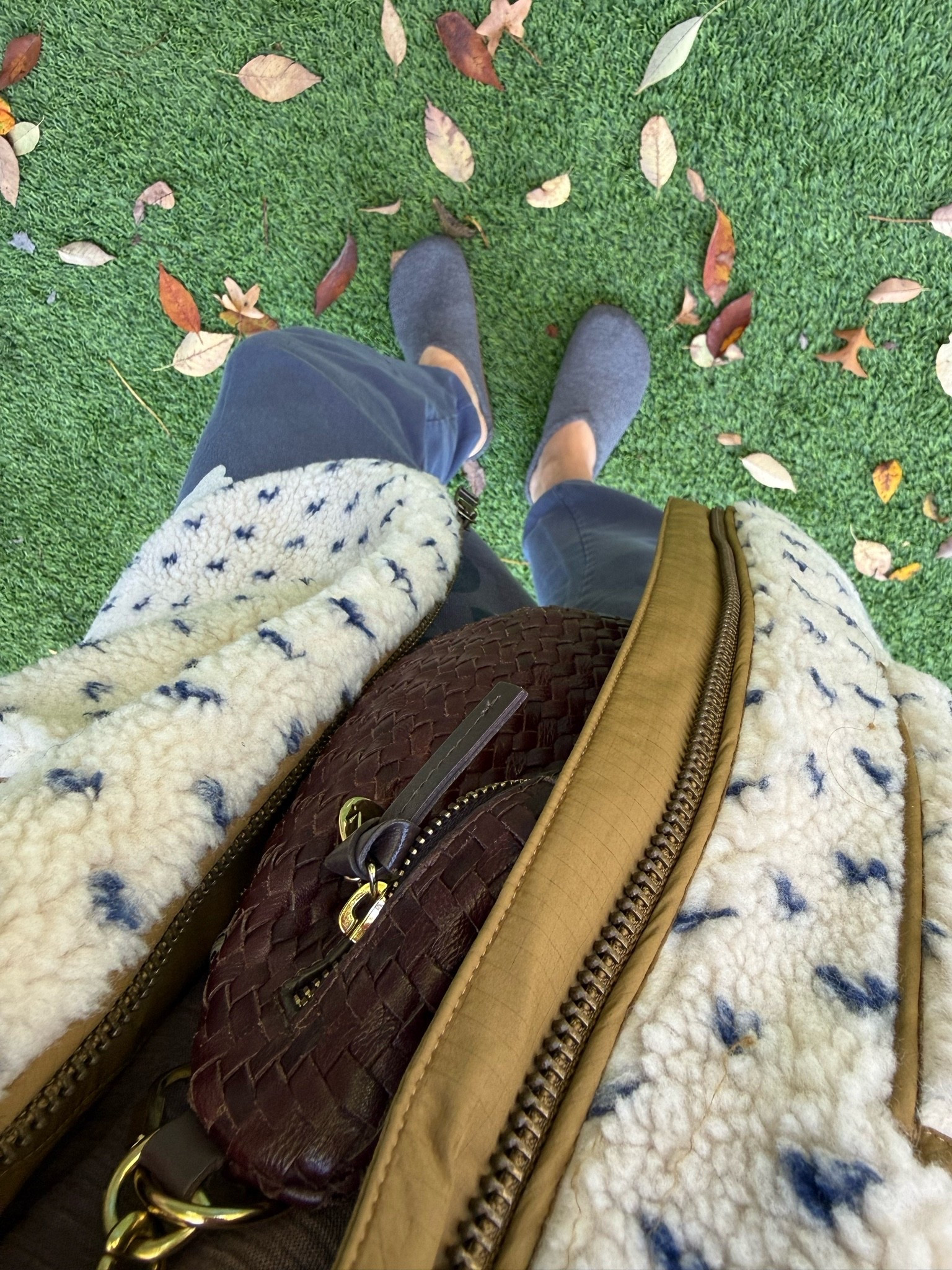 Full fall cozy mode OOTD! My favorite sweatpants, tee, clogs and sherpa hoodie