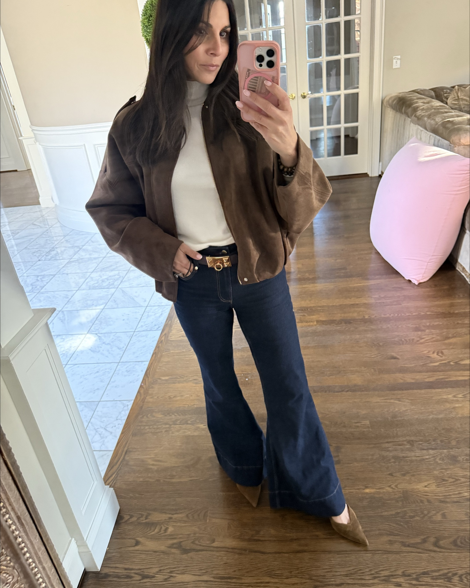 Classic + cozy for podcast day 🎙️🤎
I love an elevated neutral moment — brown suede, winter white, and a dark denim flare. Effortless but still pulled together enough to run from mom life → studio → errands.

Linking the exact pieces + similar options at all price points!

#OOTD
#FallStyle
#MomStyle
#CasualChic
#StyleInspo
#AffordableFashion
#EverydayStyle
#EffortlessStyle
#NeutralOutfit