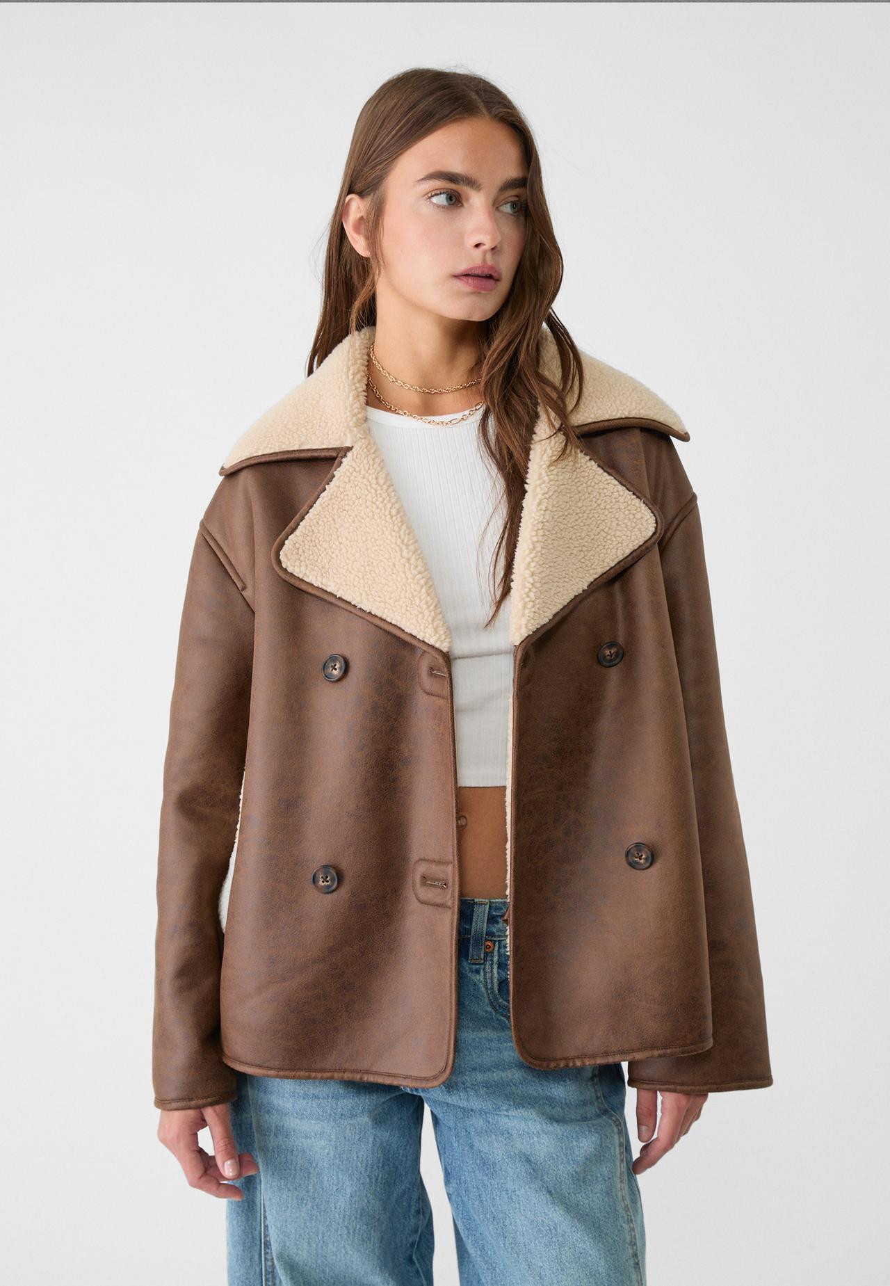 Faux shearling lined jacket with a lapel collar, long sleeves and front pockets. Featuring contra... | Stradivarius (UK)
