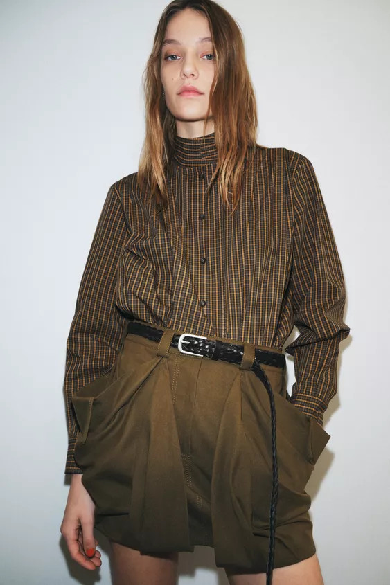 Hemd aus Baumwollgarn. Umlegekragen und kurze Ballonärmel. Elastischer Stoff an der Brust. Knopf... | Zara DE