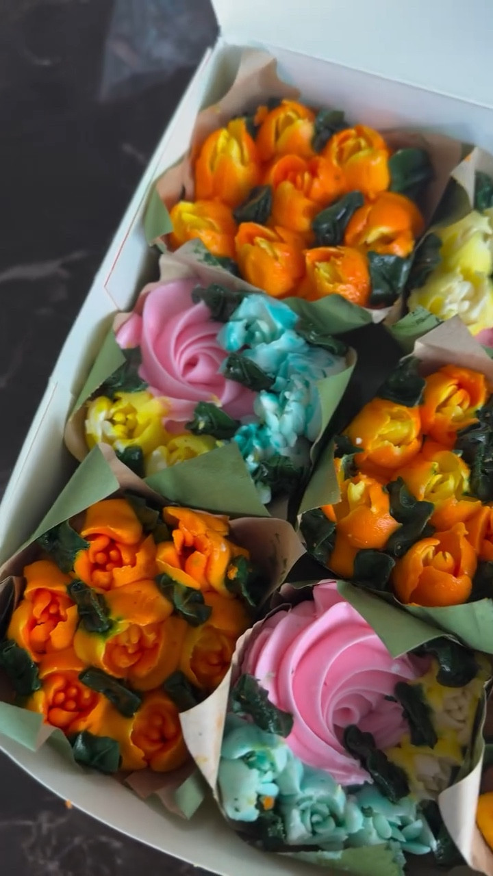 #ad The Valentine’s Day gift I love to send: a cupcake bouquet from @goldbelly that arrives looking like flowers and tasting like love 💕 Perfect for someone far from home.