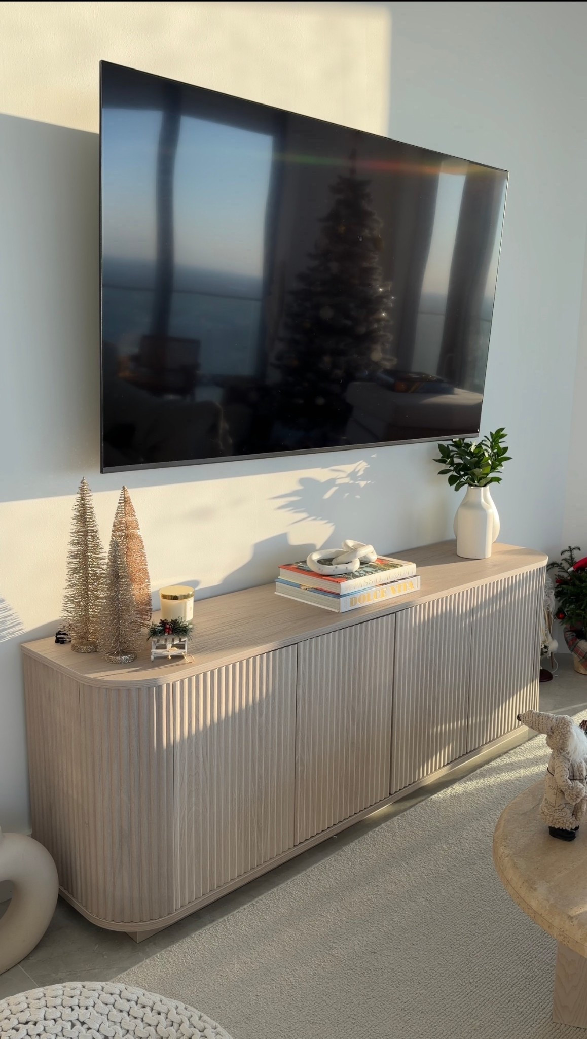 I’m obsessed with our new TV stand.  Linked all the decor for you guys. 



#LTKFindsUnder100 #LTKSaleAlert #LTKHome