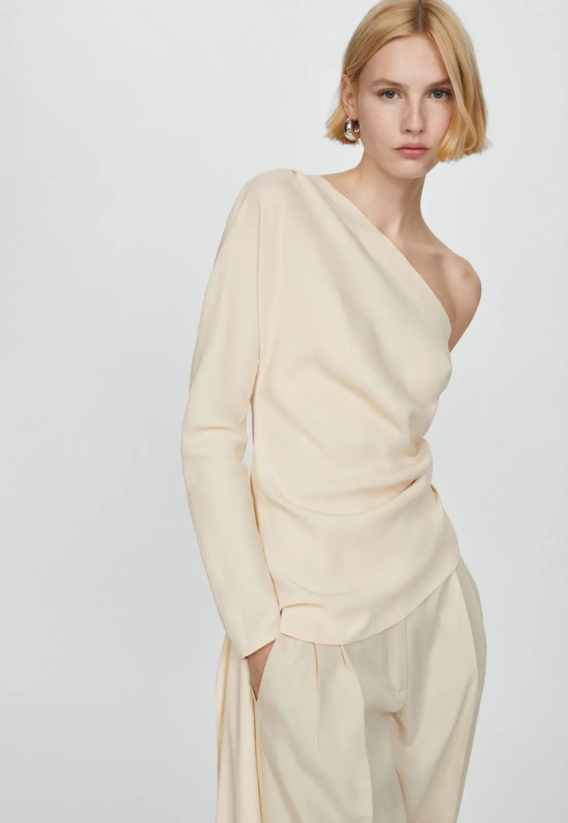 Blusa Mango Acinturada Ponta Lateral Bege | Dafiti (BR)